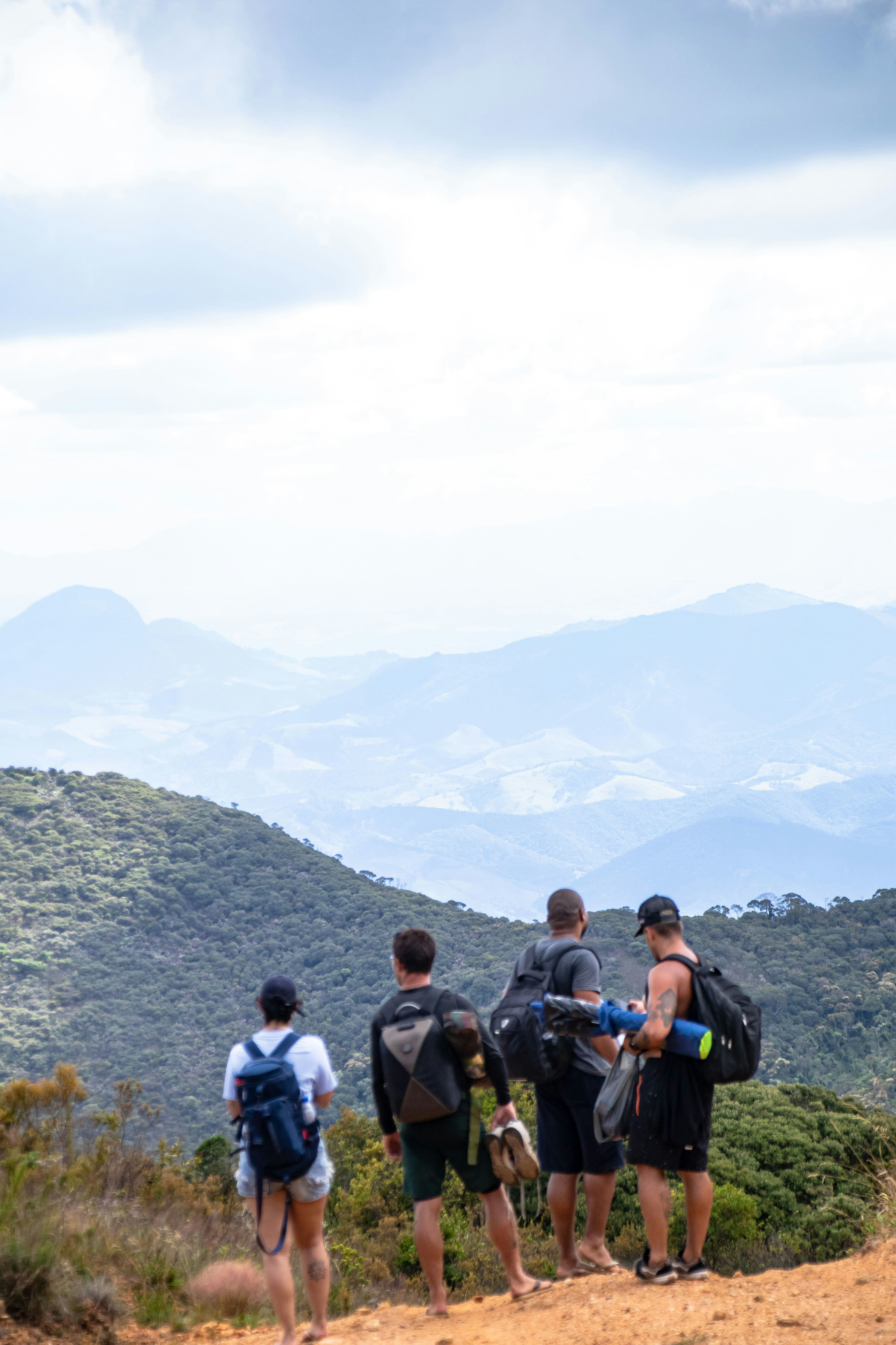 Wanderer bewundern ein malerisches Bergpanorama.