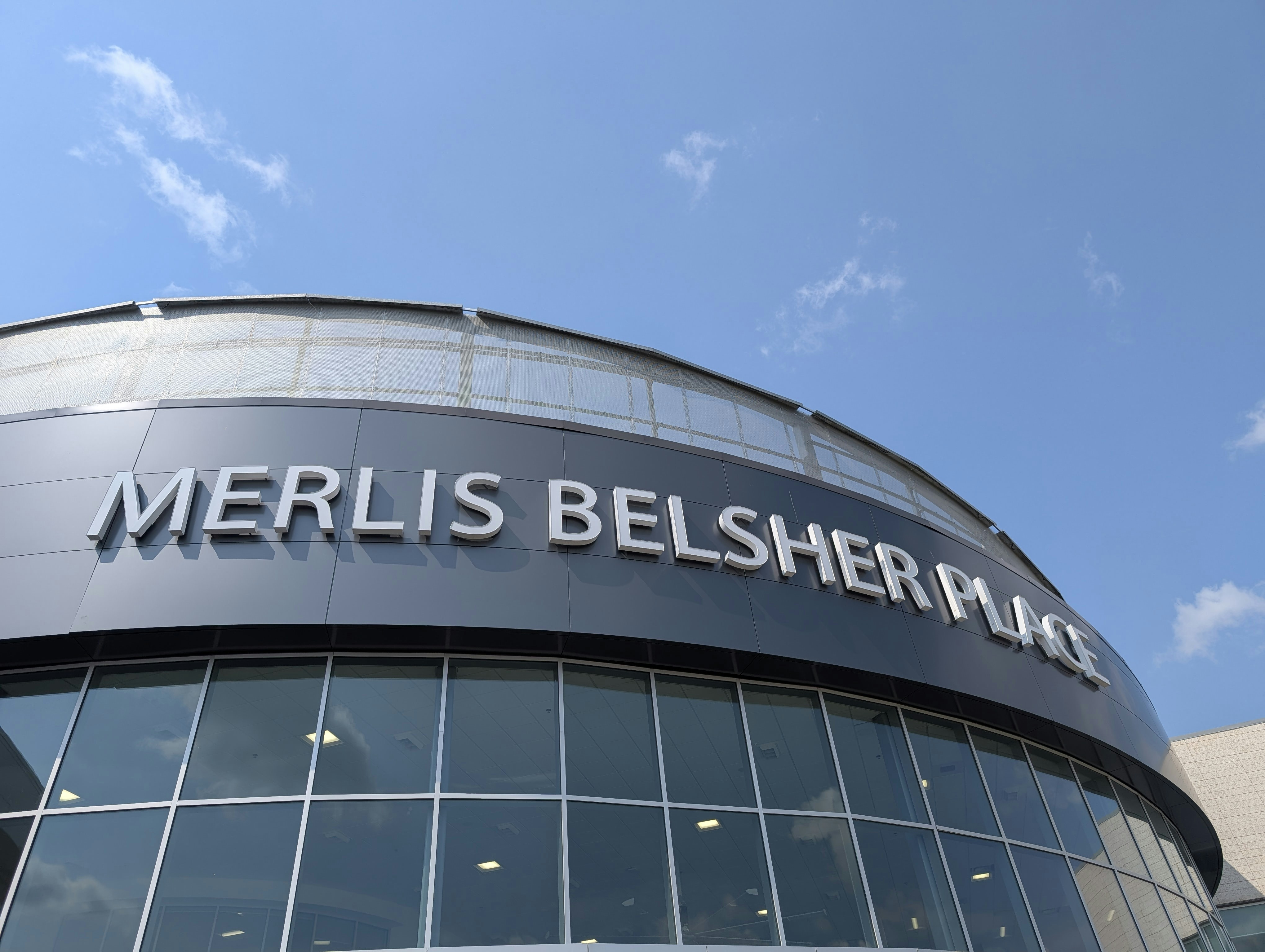 Merlis belsher di bawah langit biru.