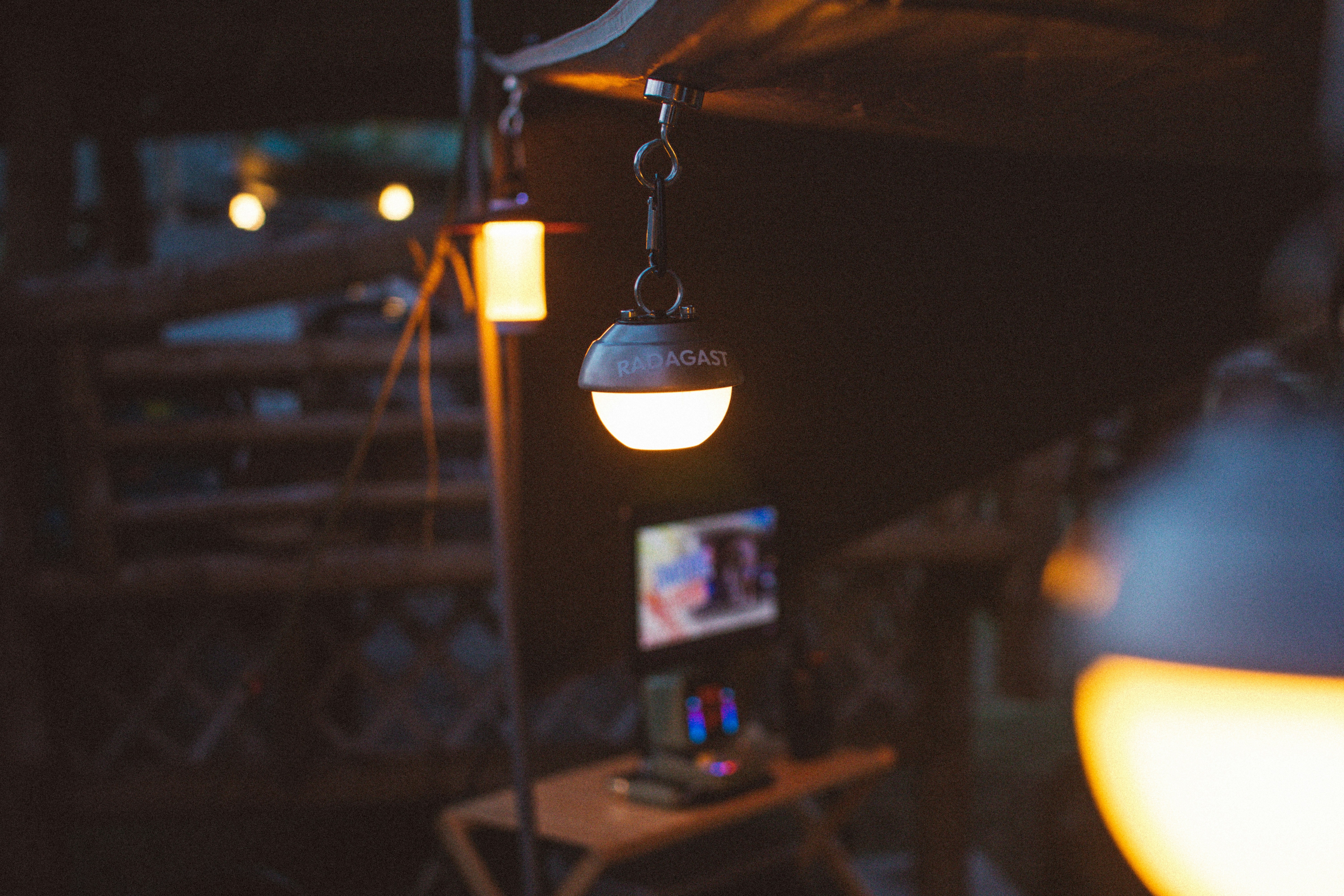 Lanterne luminose illuminano un ambiente esterno buio.