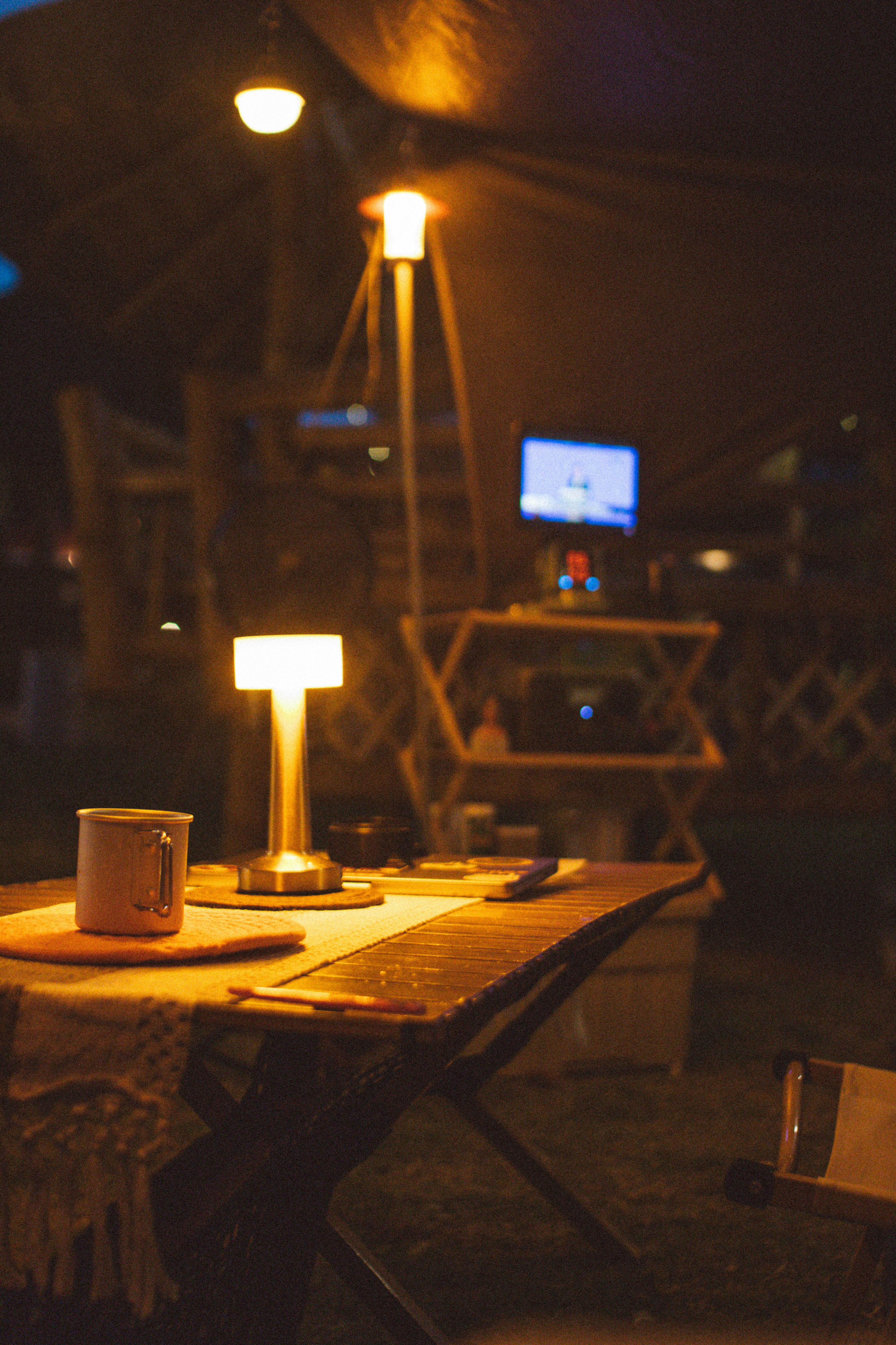 Un'accogliente scena all'aperto di notte con lampade.