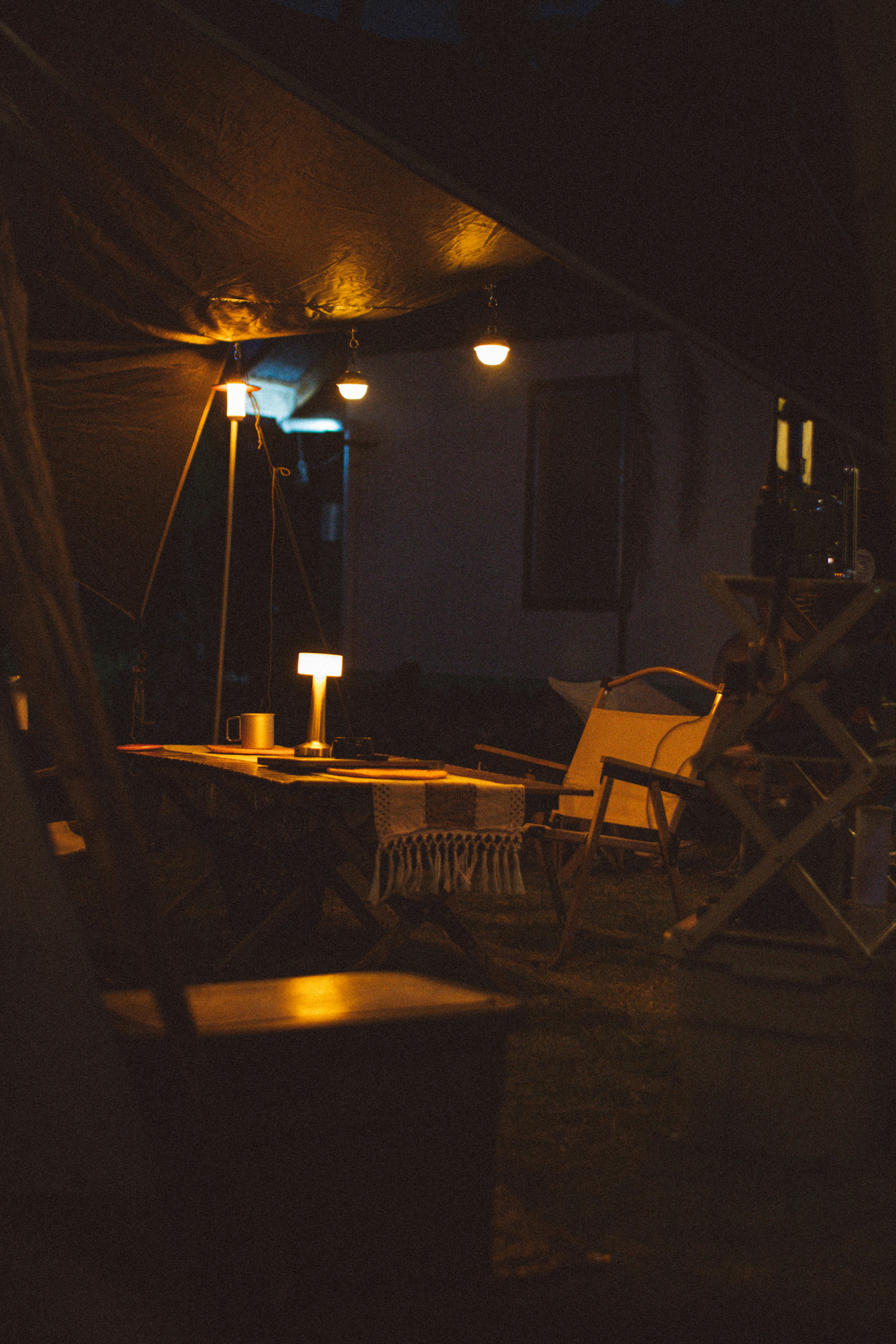 Accogliente allestimento esterno illuminato da luci calde di notte.