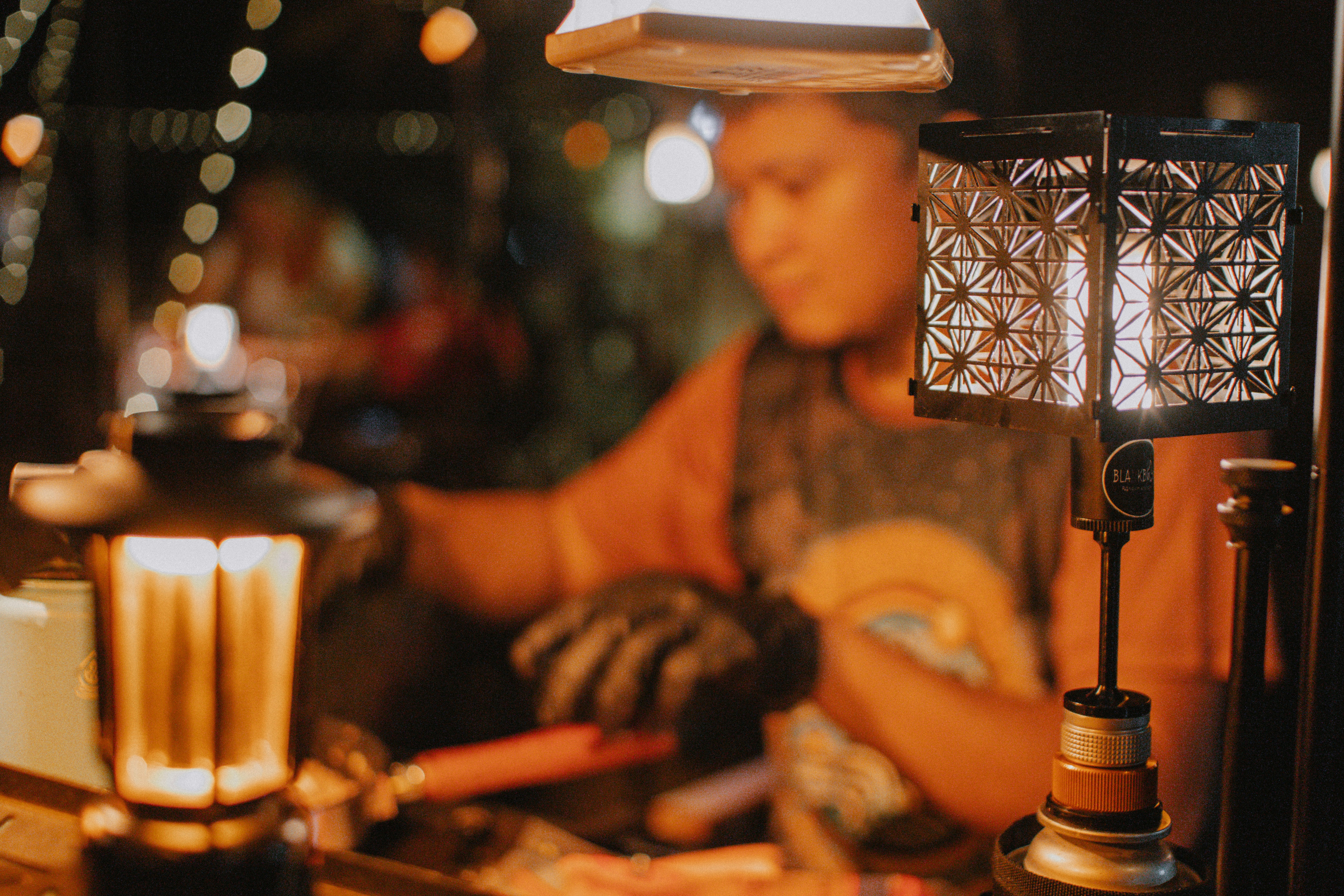 Le luci illuminano una persona che lavora.