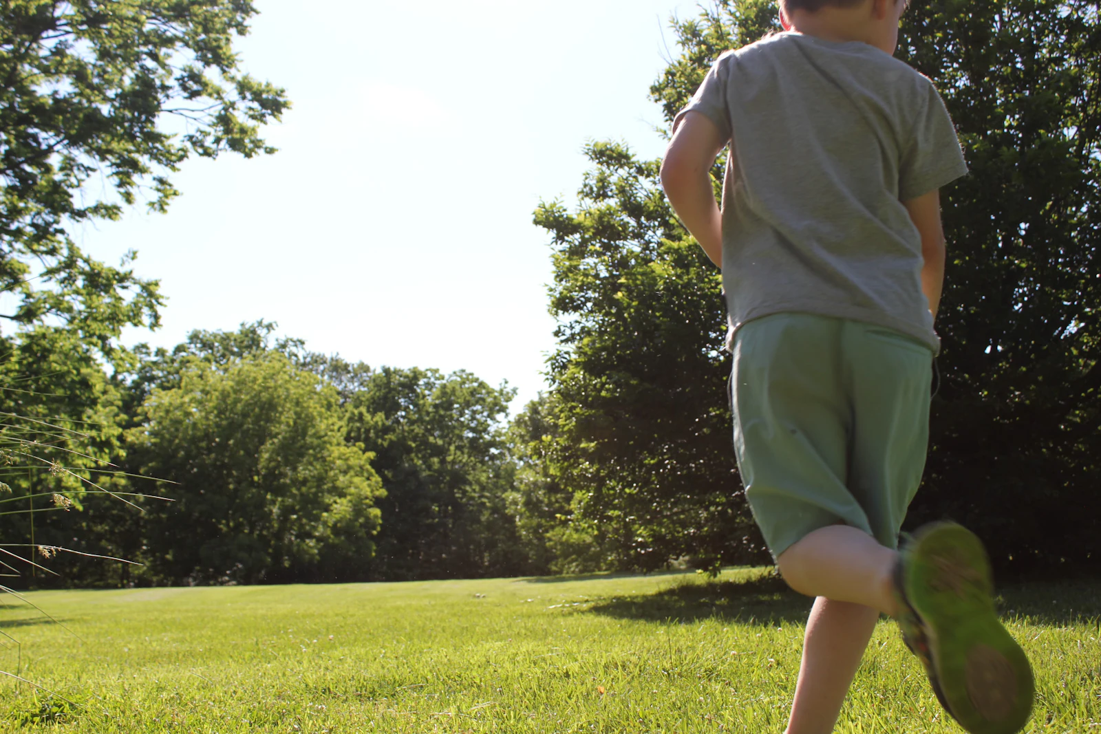 Niño corriendo en un campo verde