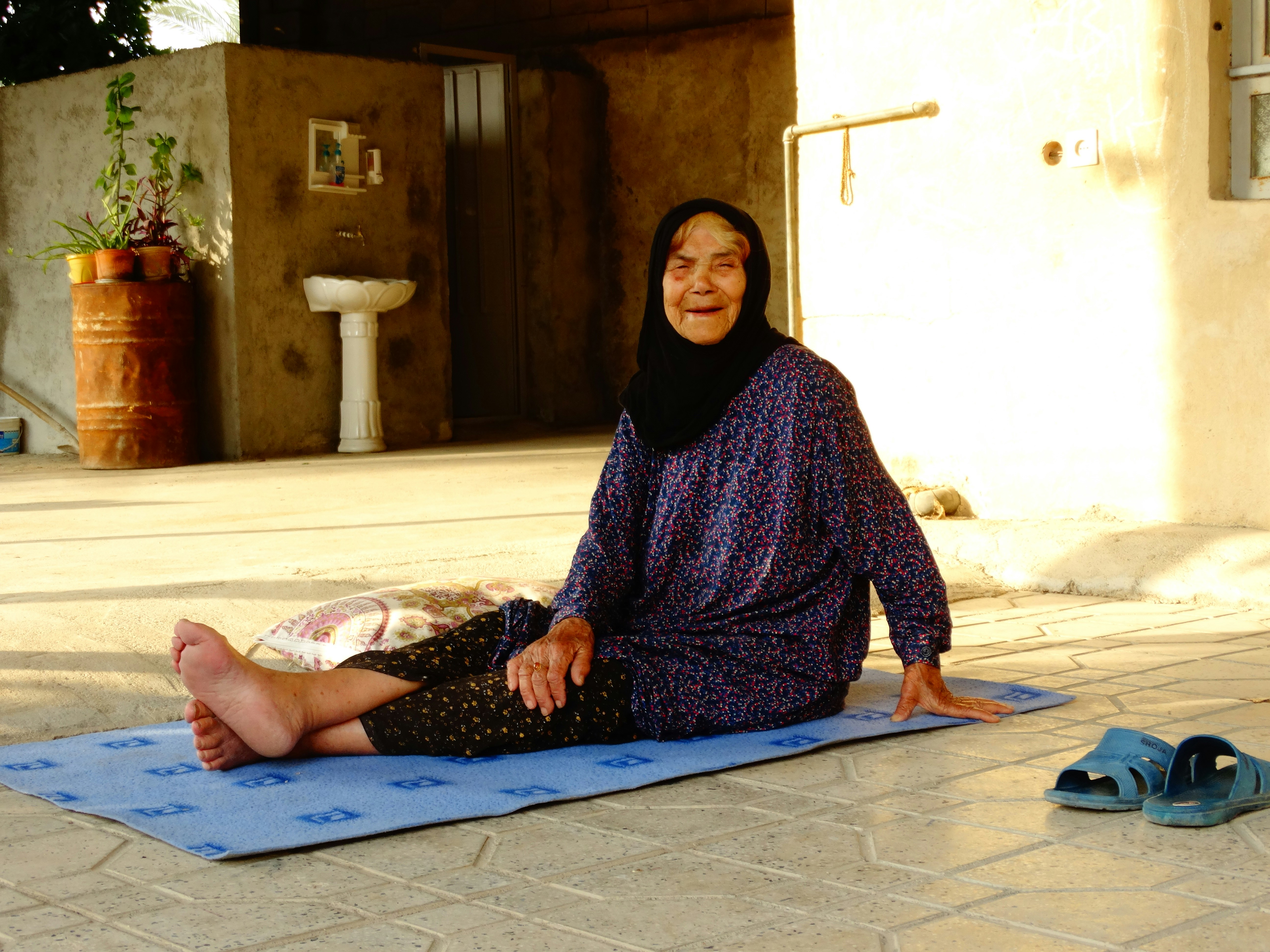 سيدة كويتية تبتسم