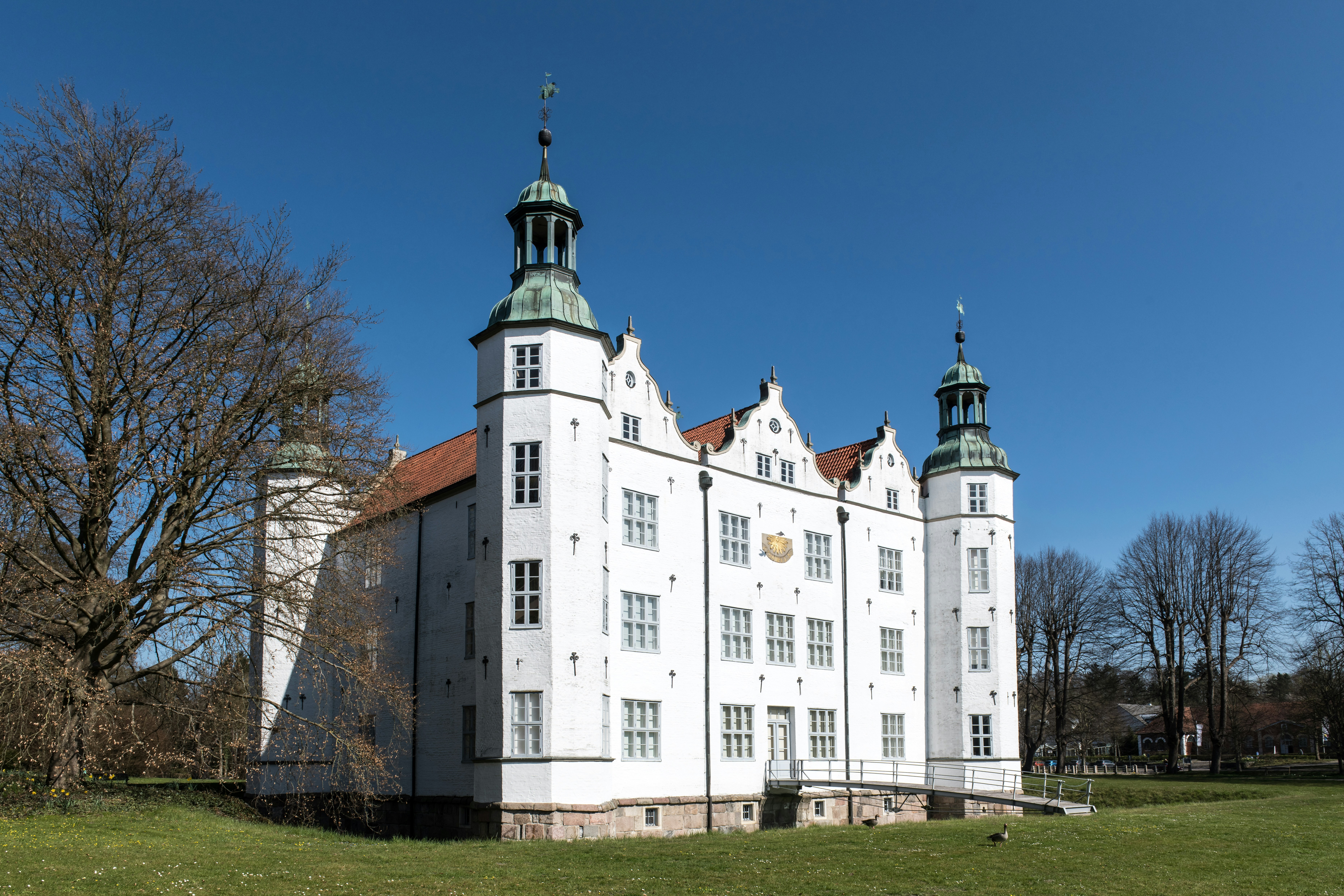 Un bellissimo castello bianco si erge in una giornata di sole.