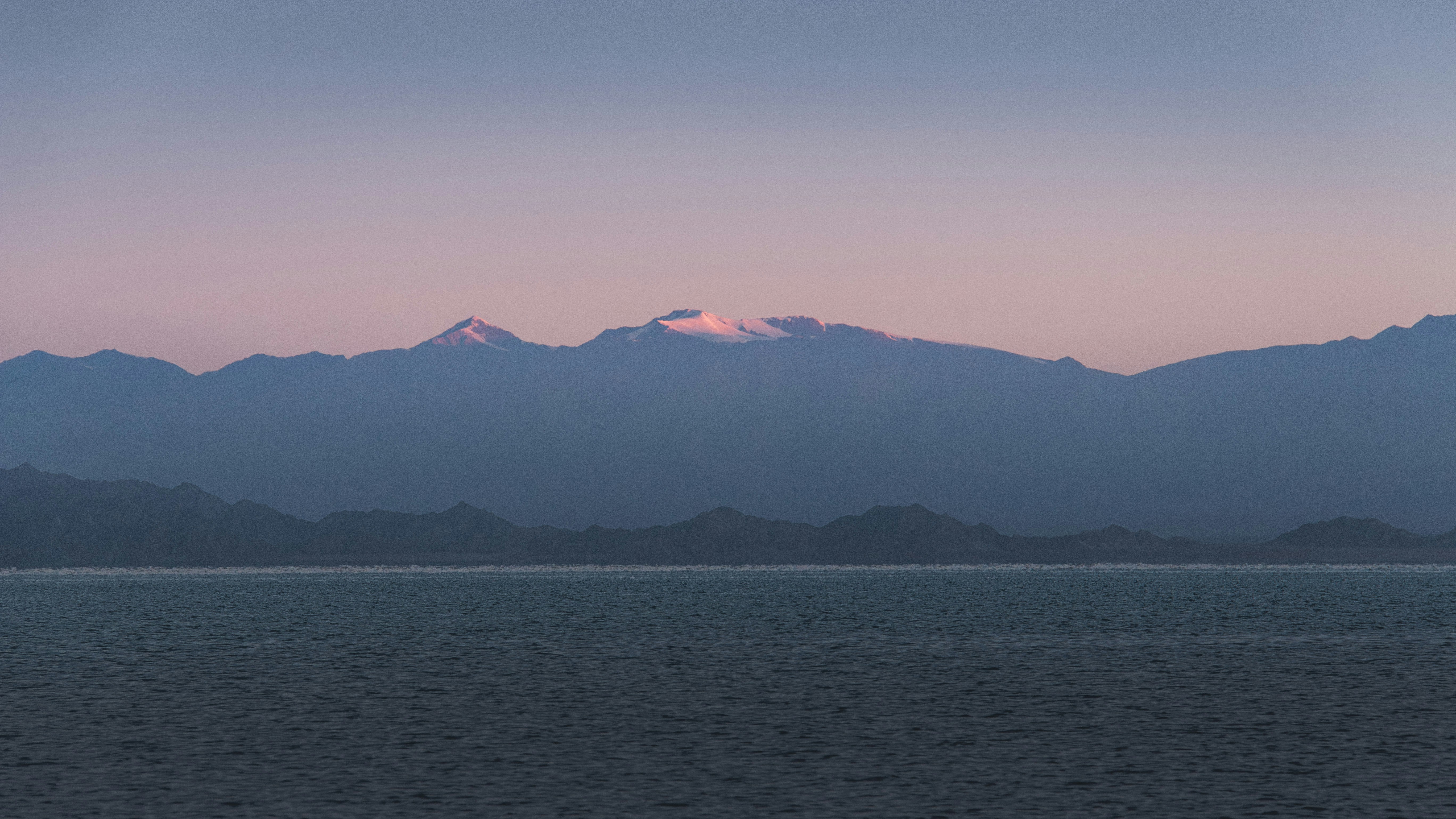 夕暮れ時には海の向こうに山々がそびえ立ちます。