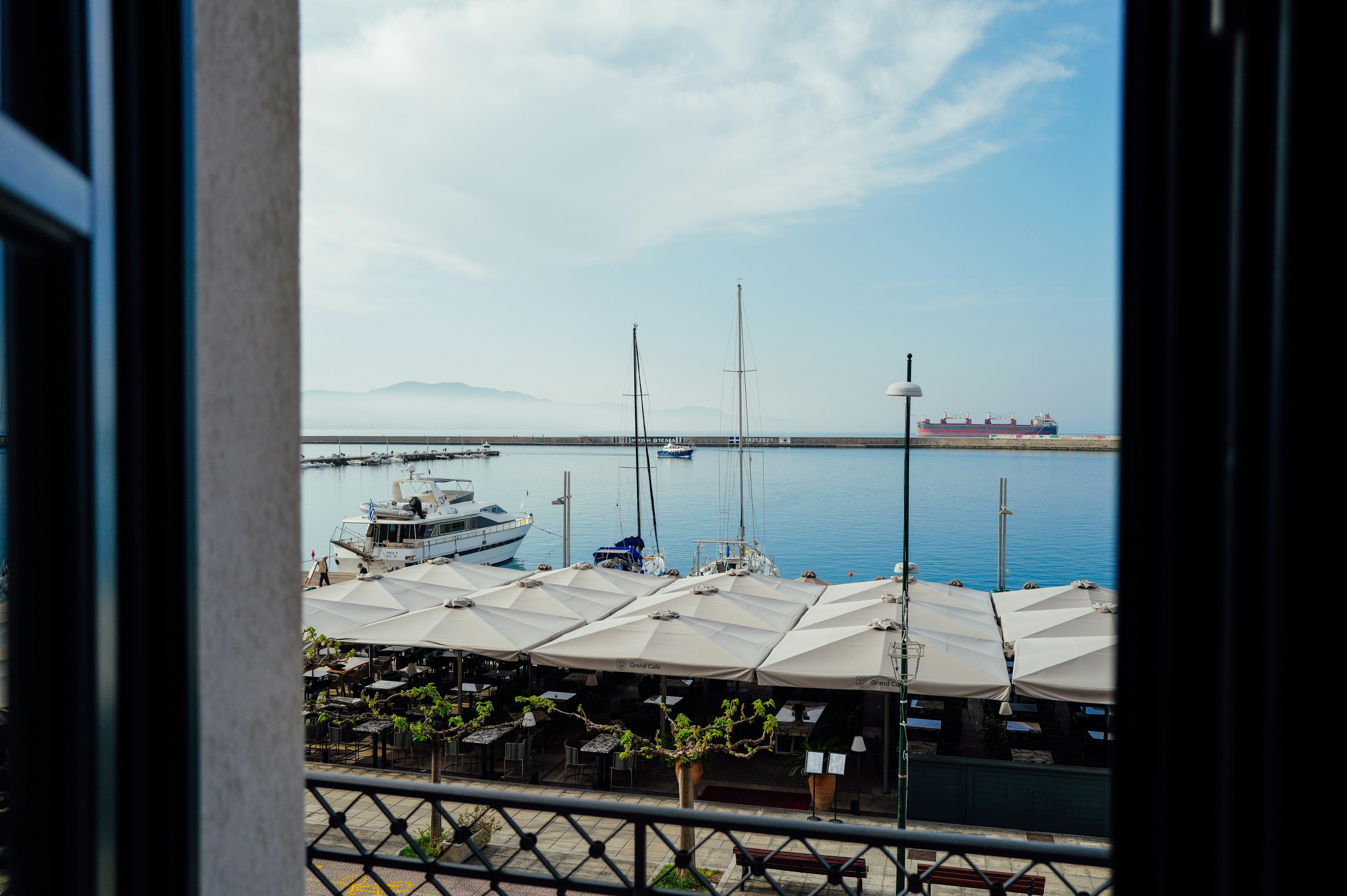 Photo by adrienolichon