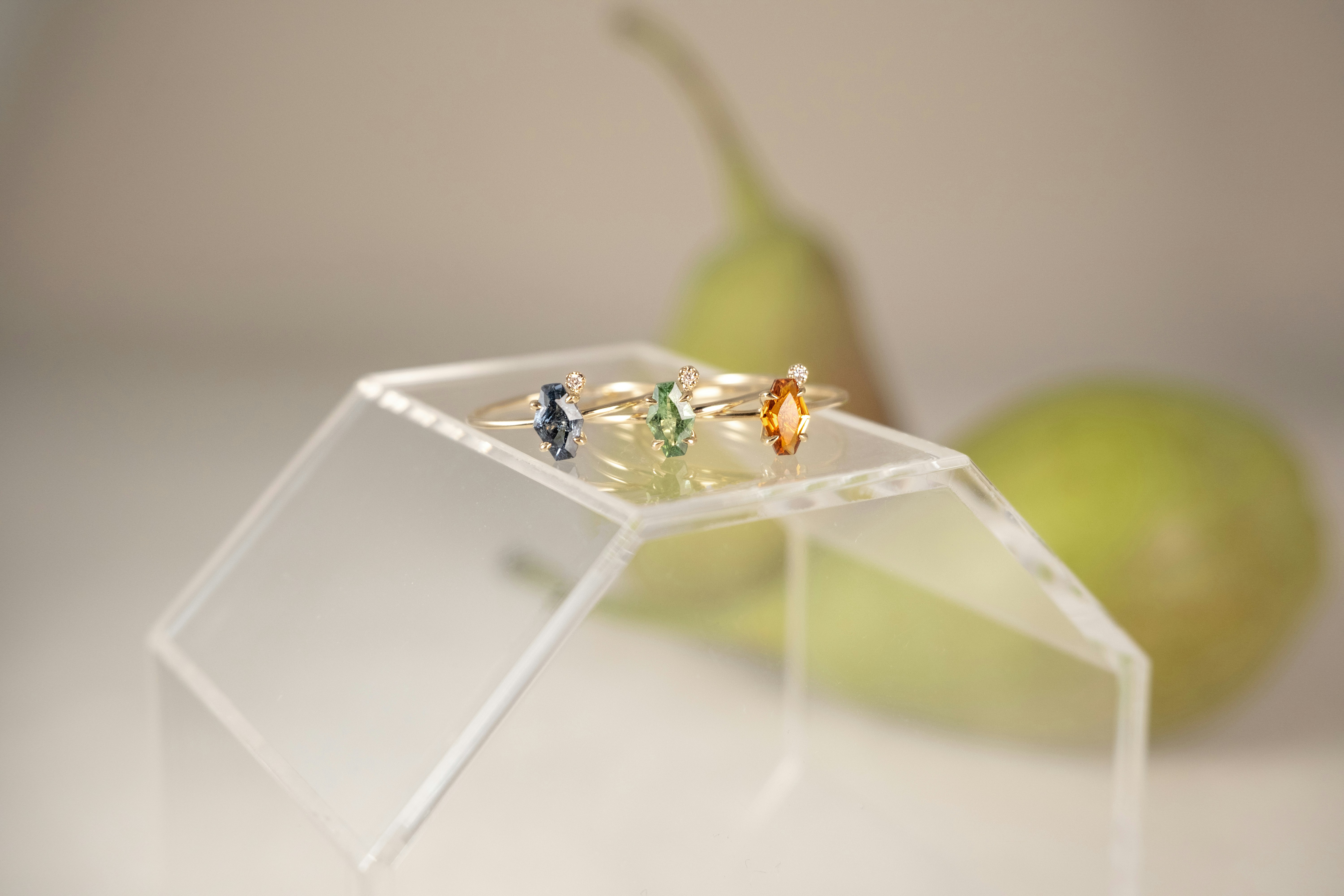 Ringe auf einem durchsichtigen Ständer mit Birnen.