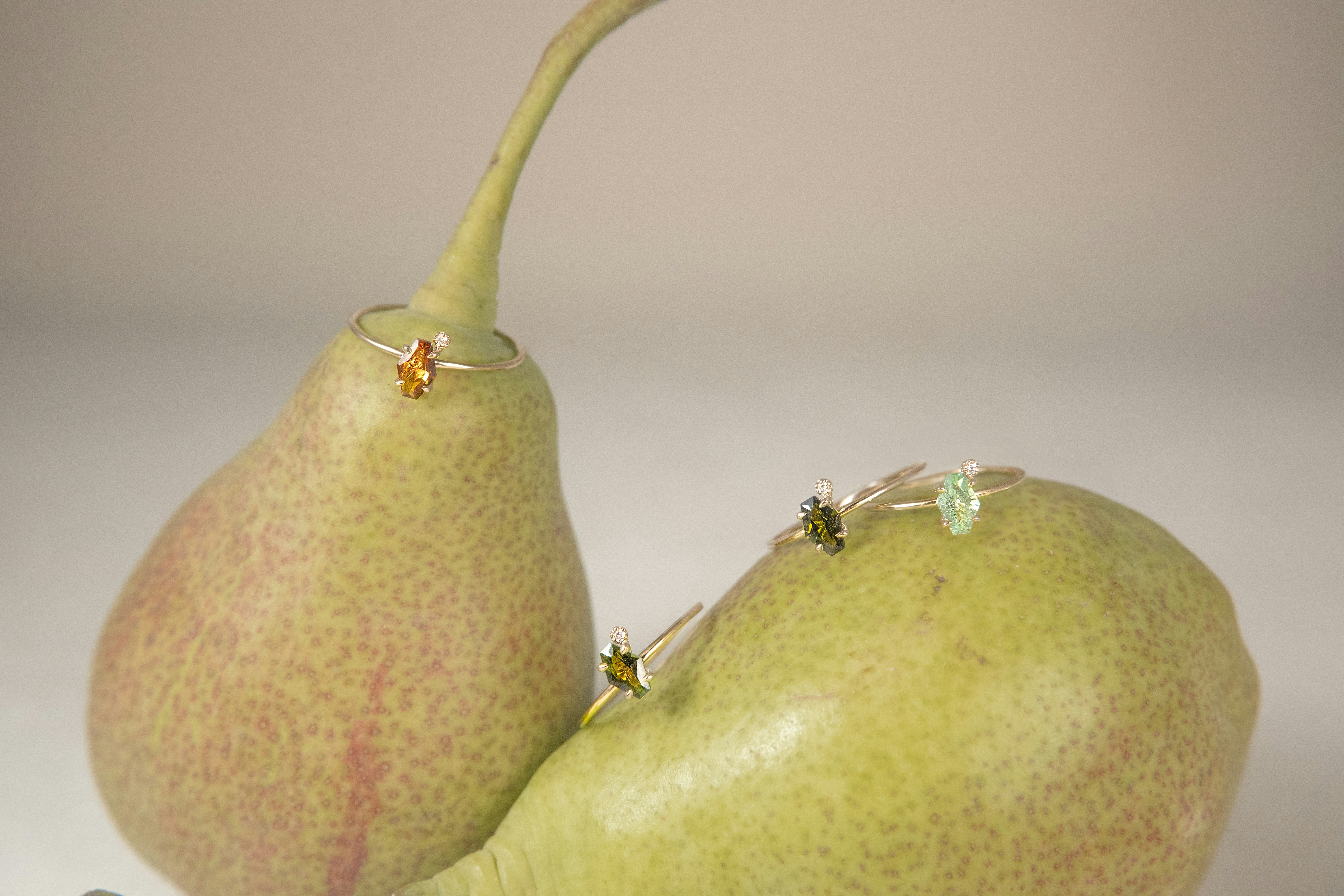 Schmuck schmückt Birnen in dieser kunstvollen Komposition.