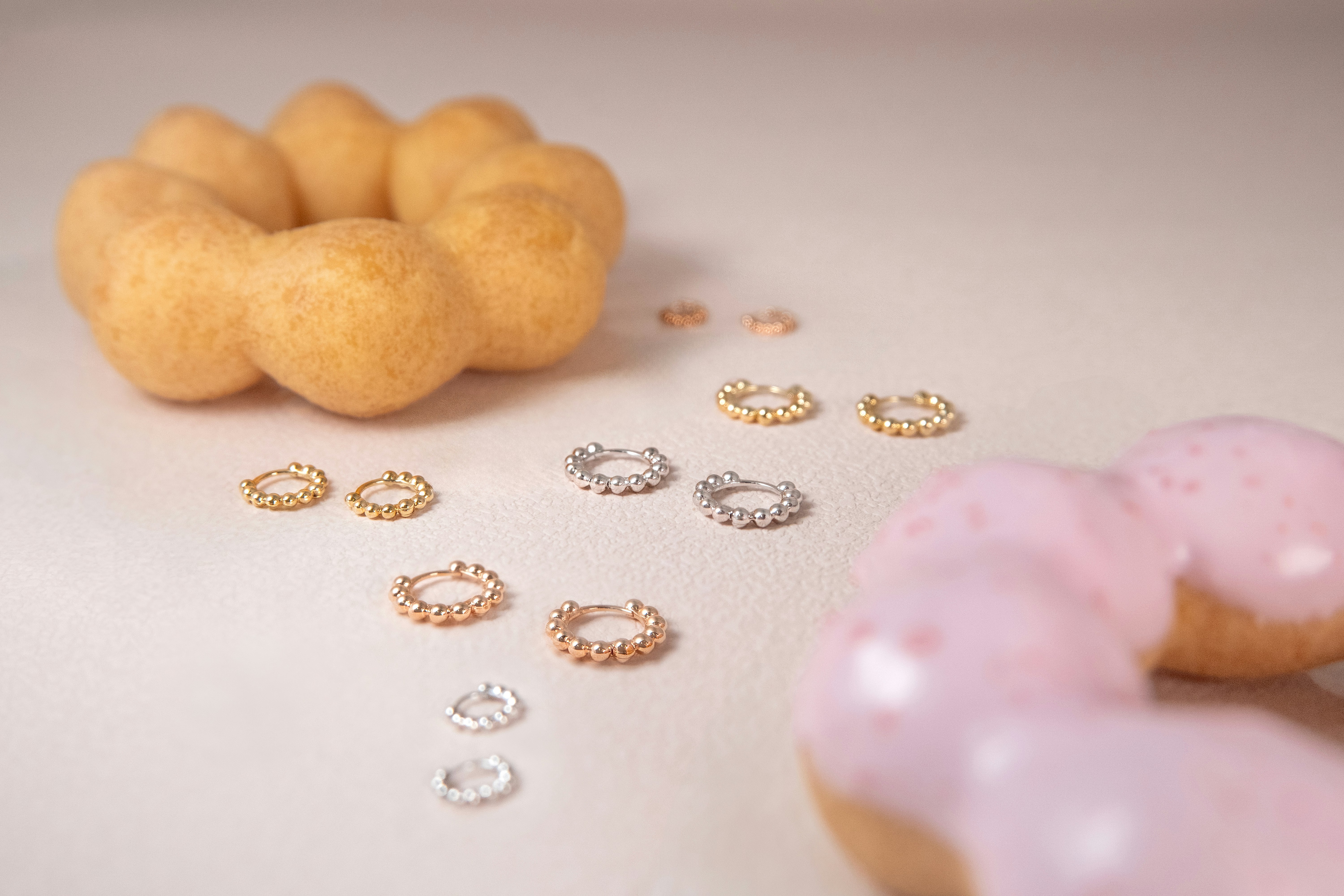 Donuts und Schmuck sind abgebildet.