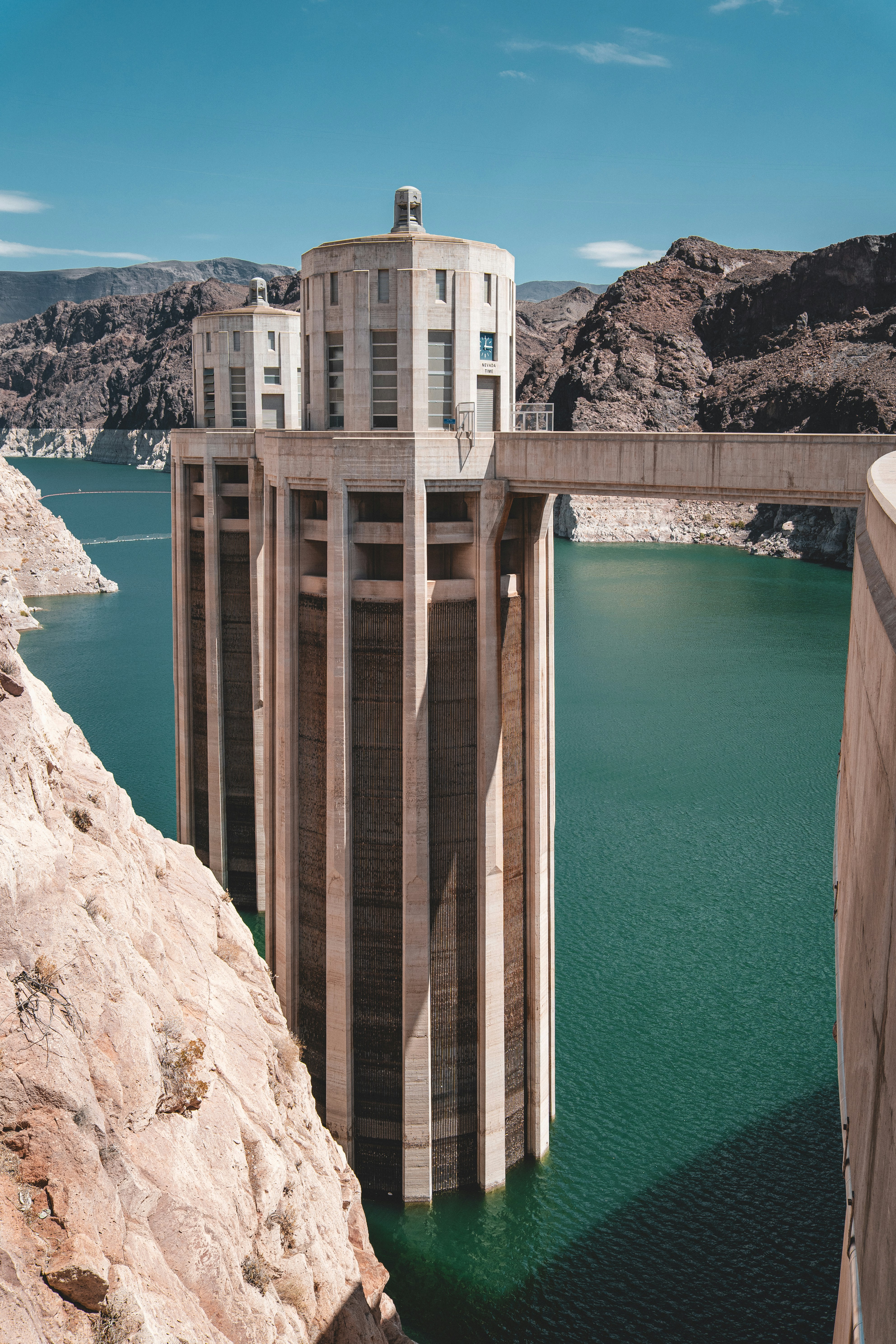 Vista aproximada da torre de captação da Represa Hoover acima das águas turquesas em Clark County, Estados Unidos, destacando a engenharia Art Déco da represa.