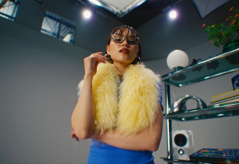 Gaya studio wanita berbulu kuning