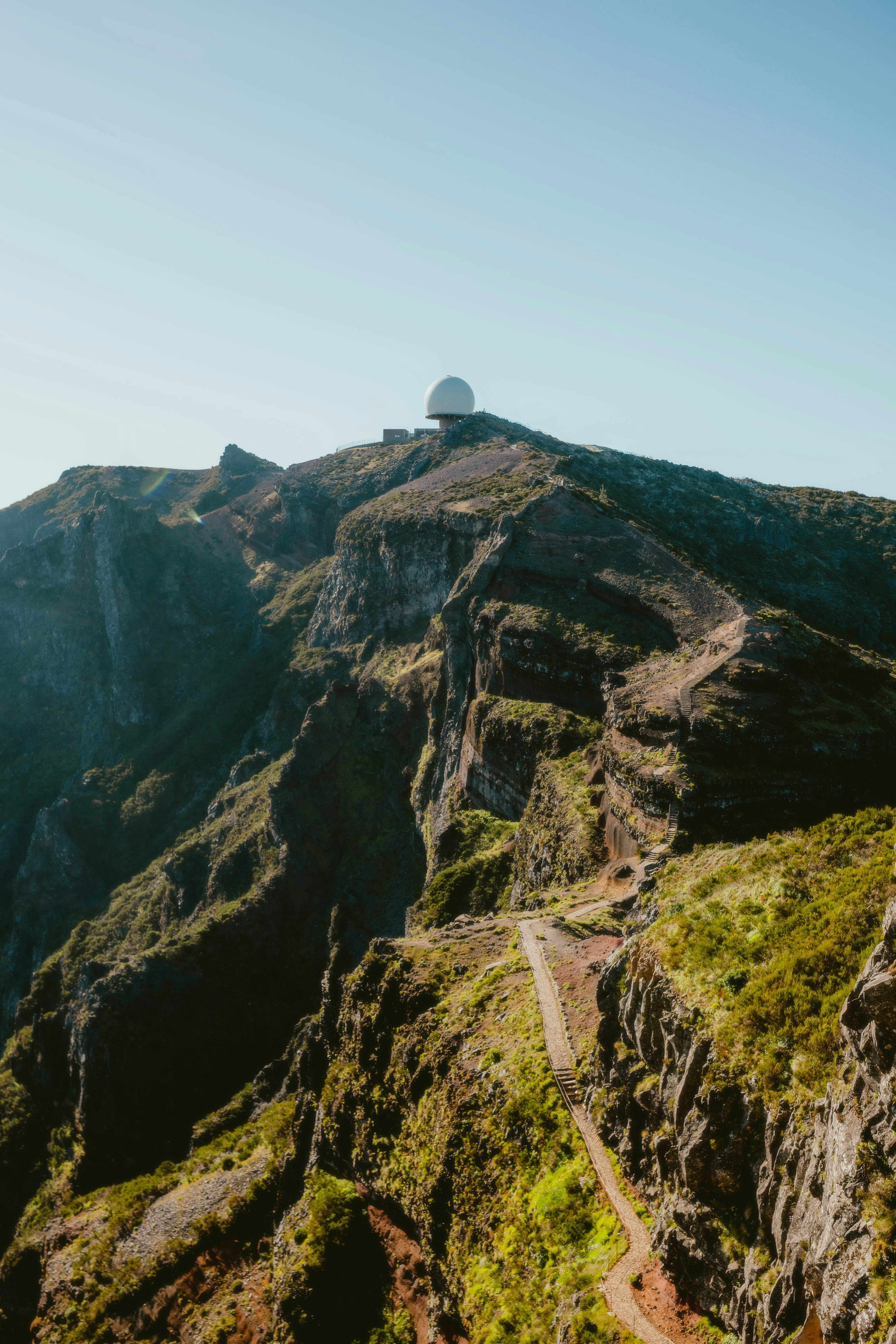 돔은 험준한 산악 지형 위에 있습니다. 사진 – Unsplash의 무료 길 이미지, image size:3000x4500