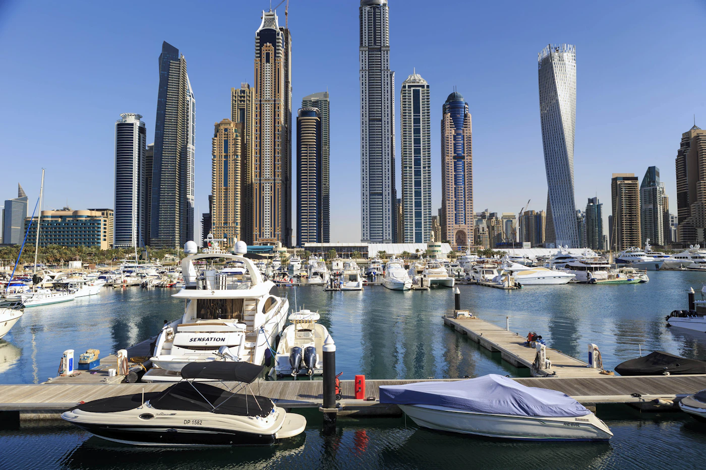 Yachten vor modernen Hochhäusern im Hafen