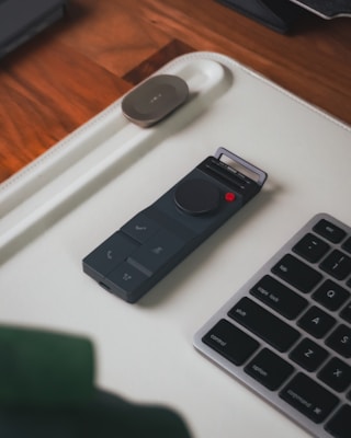 Plaud Note 2026: O Gravador com IA que Transcreve e Resume — Funciona Mesmo?