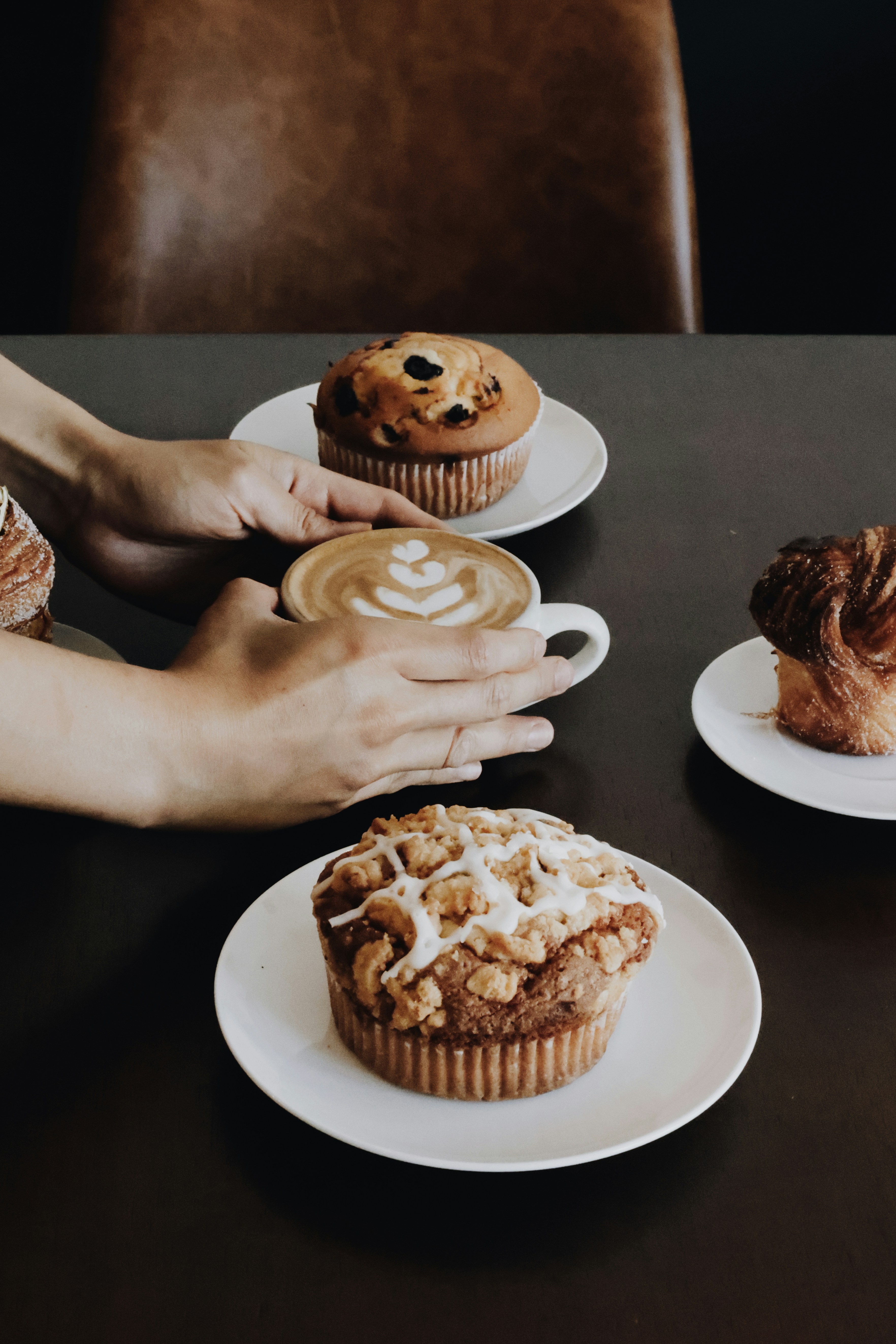 テーブルの上にはコーヒーとマフィンが用意されています。