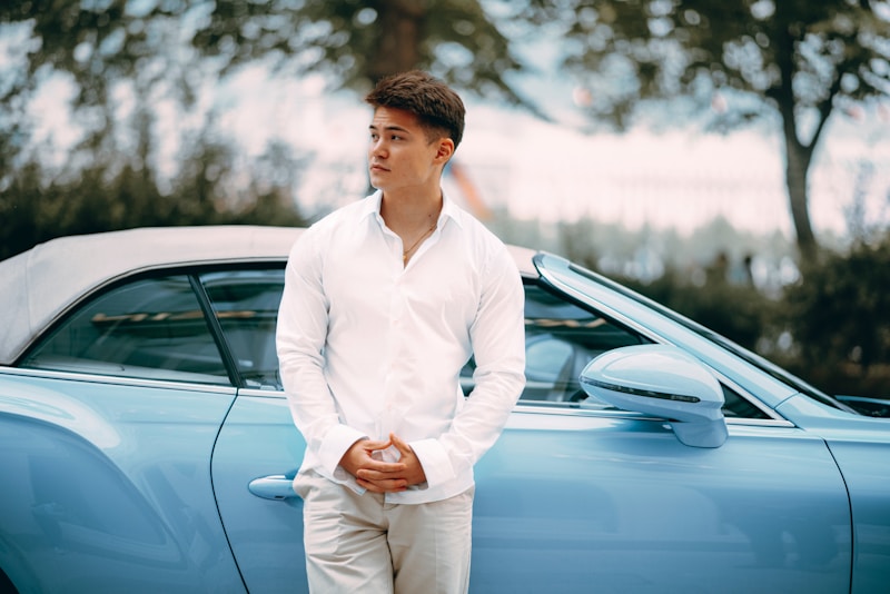 Homme avec cabriolet bleu clair