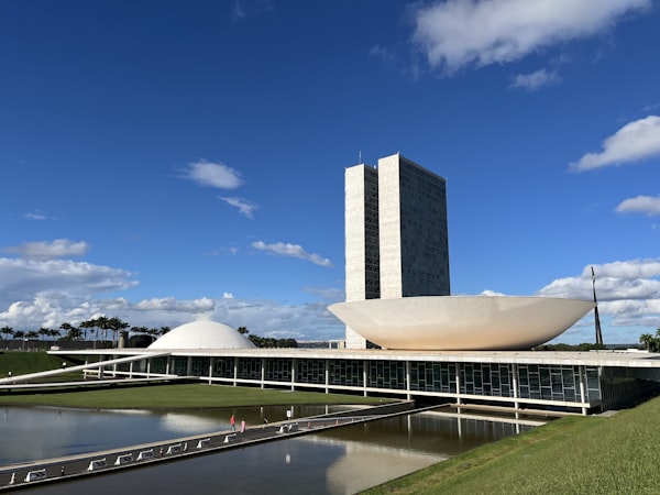 Itamaraty chama embaixador na Argentina após ataques de Milei