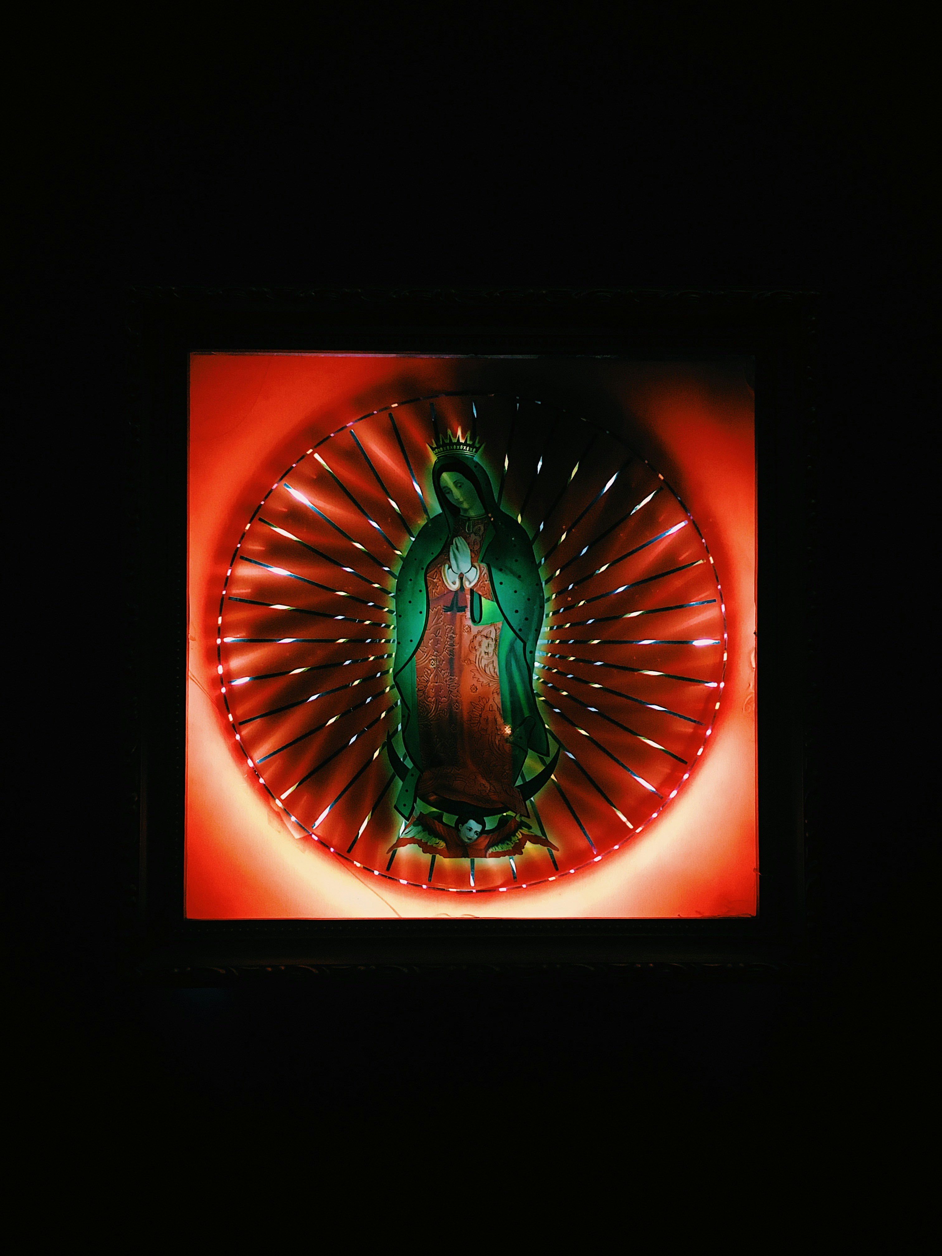 La virgen de Guadalupe está bellamente iluminada.