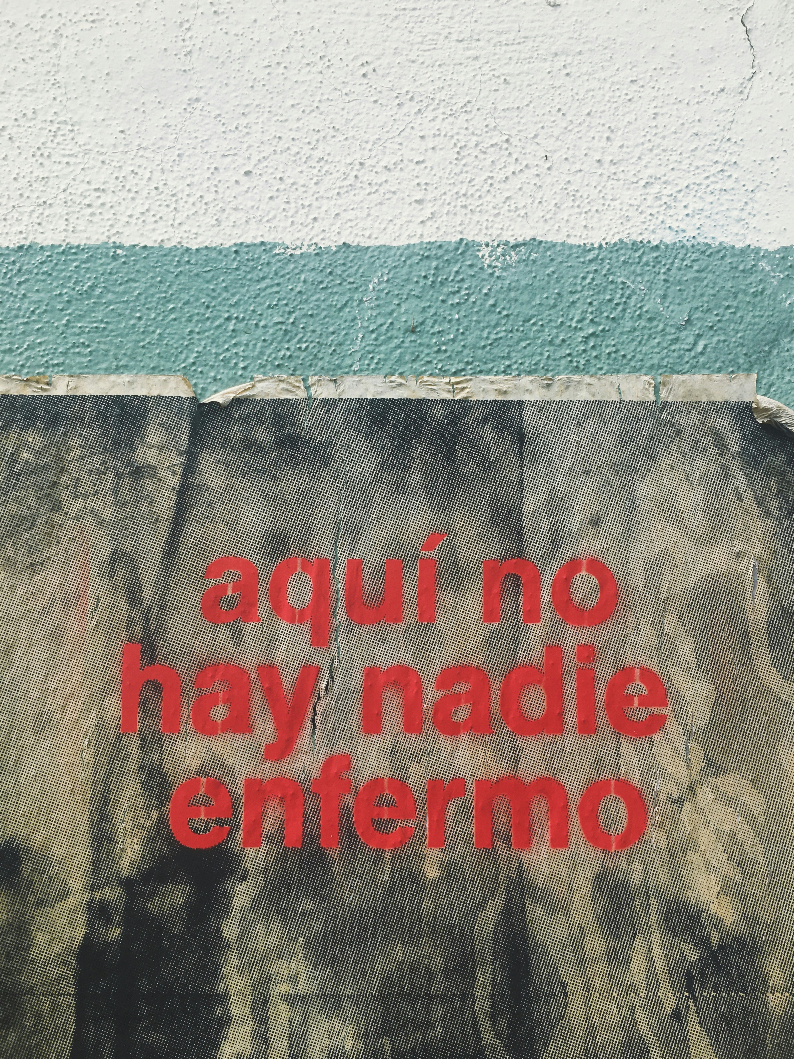 El texto en español dice: "aquí no hay nadie enfermo".