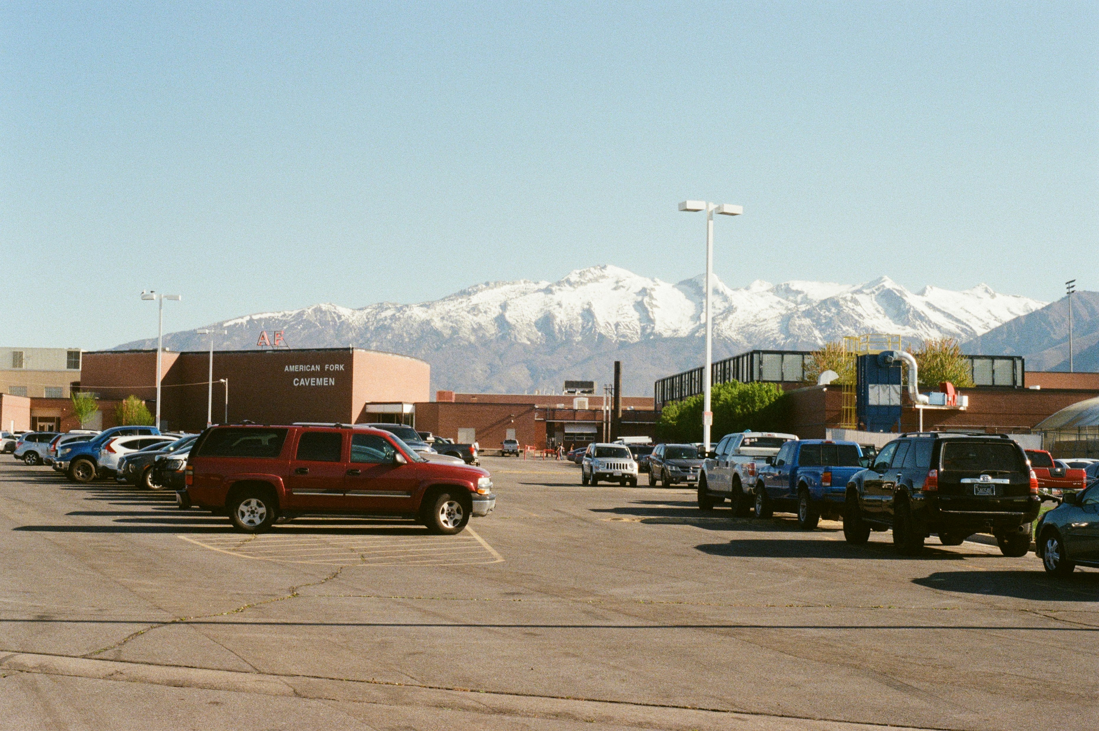 photo-1749104203690-1803e27463cf?ixid=M3wxMjA3fDB8MXxzZWFyY2h8Nnx8bW92ZXJzJTIwaW4lMjBzYWx0JTIwbGFrZSUyMGNpdHl8ZW58MHx8fHwxNzYxMTU1MjkzfDA\u0026ixlib=rb-4.1.0