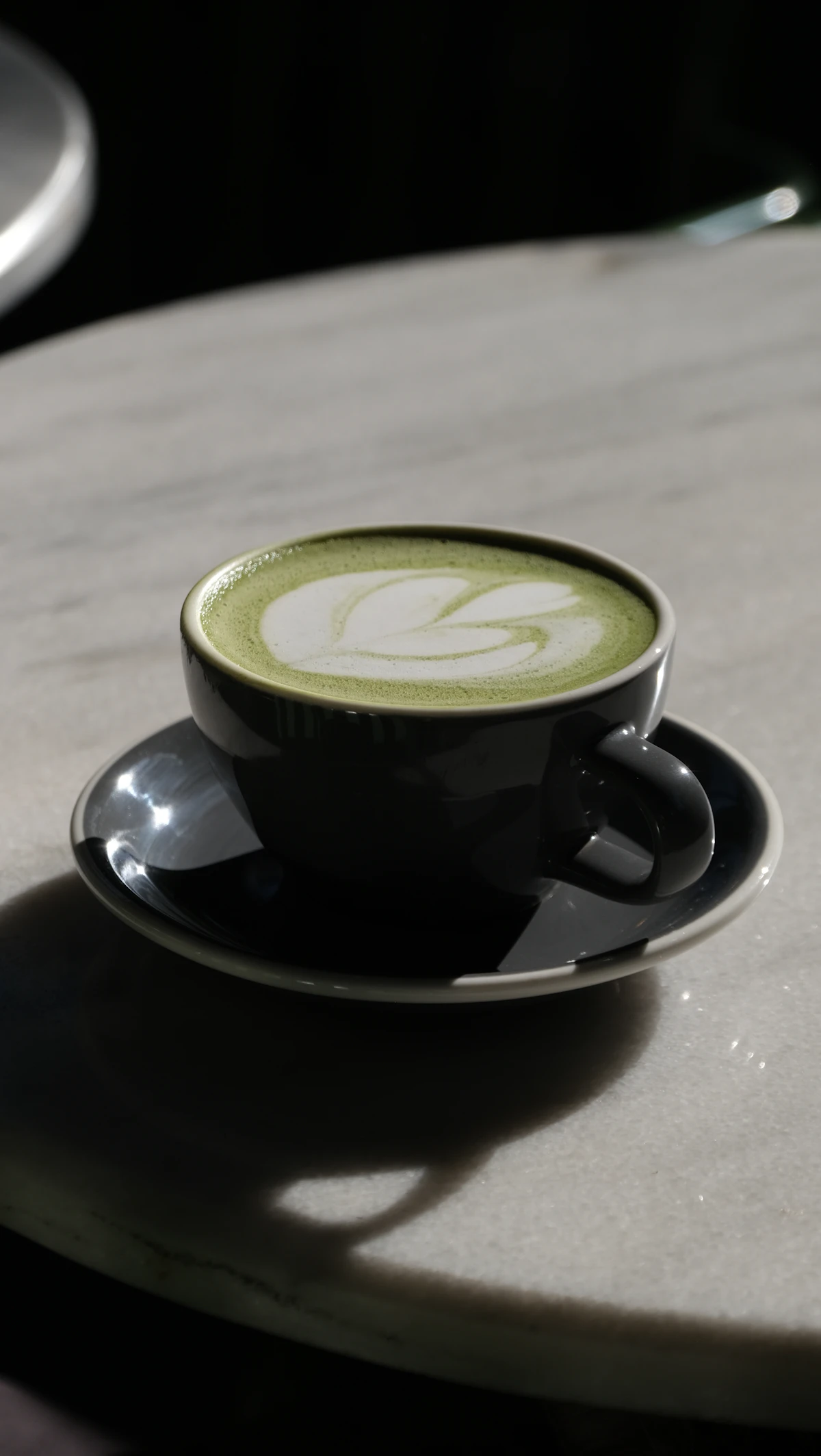 Matcha latte con espuma decorada