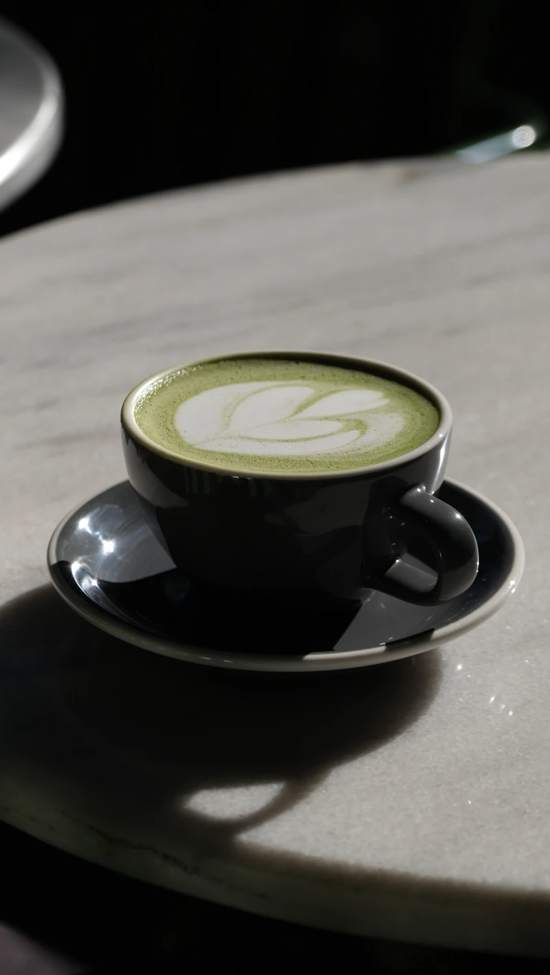 Matcha latte con espuma decorada