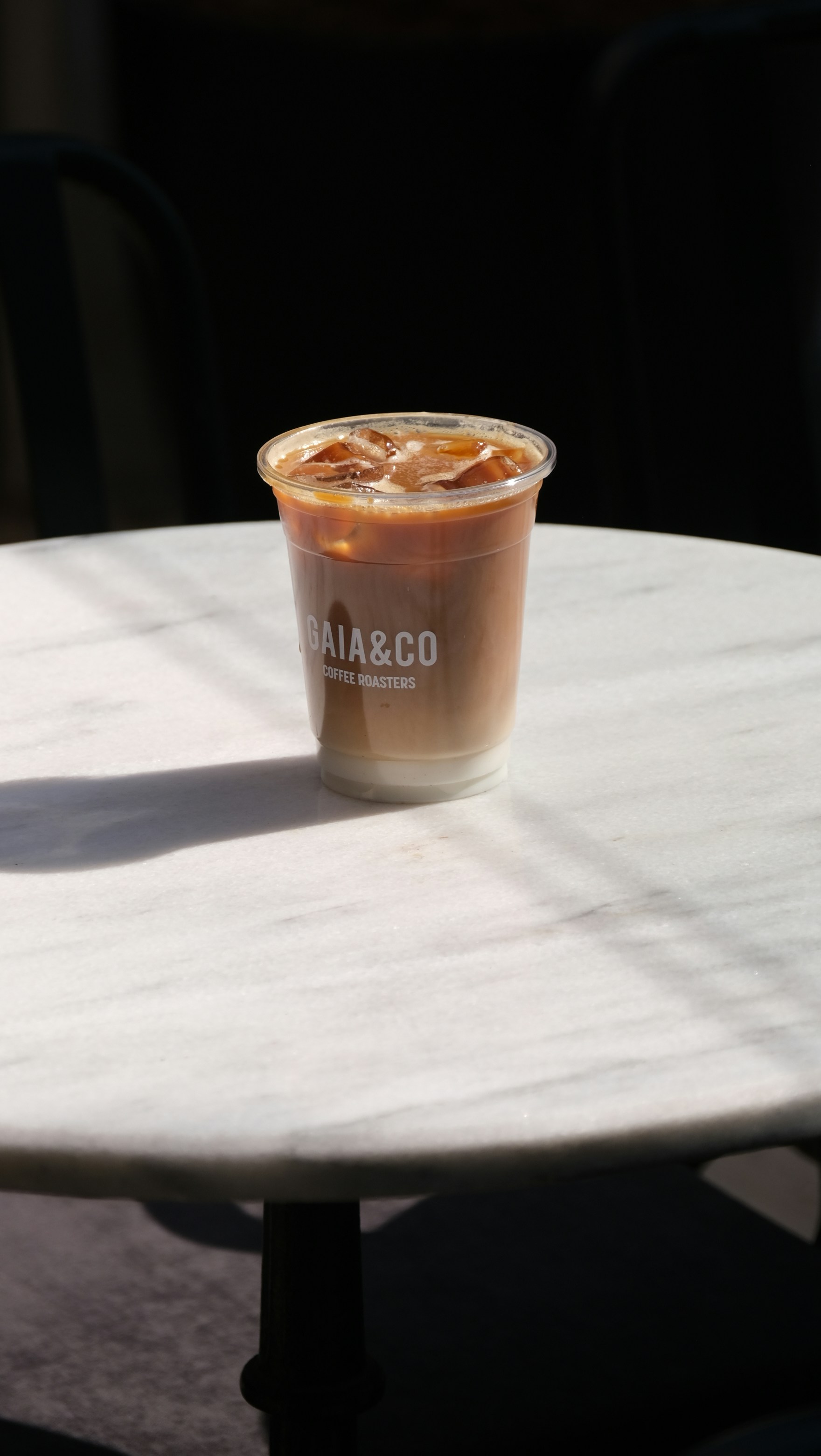 Es kopi di atas meja marmer.
