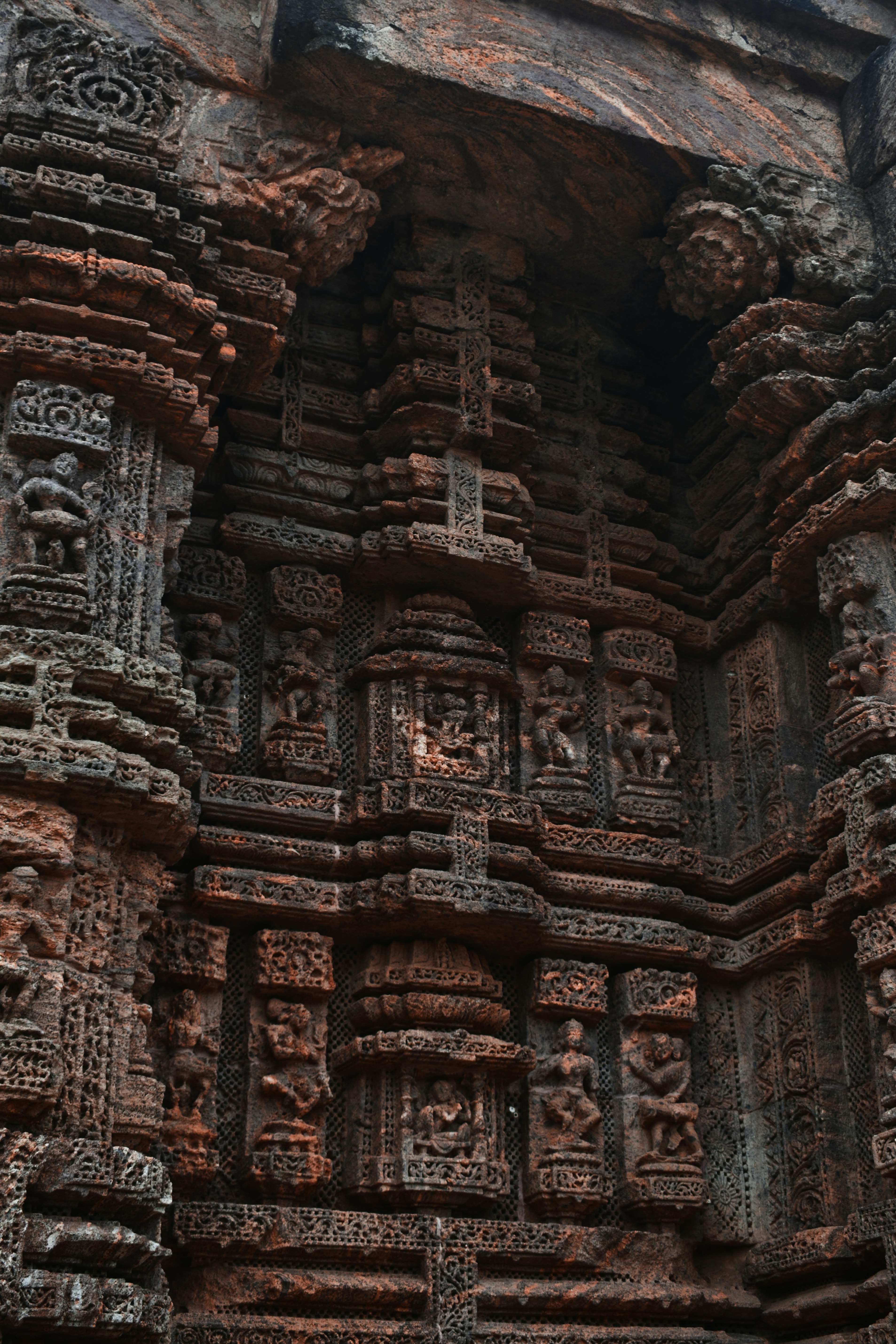 Antike Tempelschnitzereien und komplizierte Steindetails.