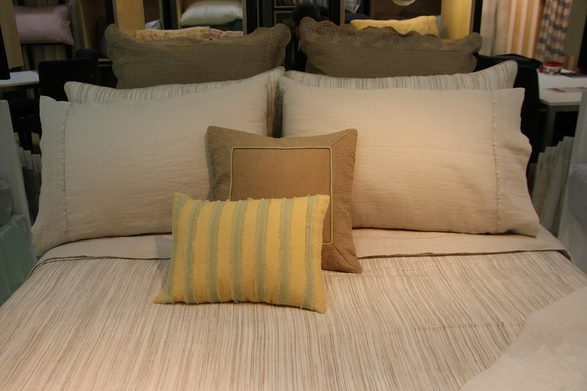 Cama Posta: Como Arrumar a Cama em Camadas Estilo Hotel — Lençol, Peseira, Manta, Quantidade de Almofadas e Combinação de Cores