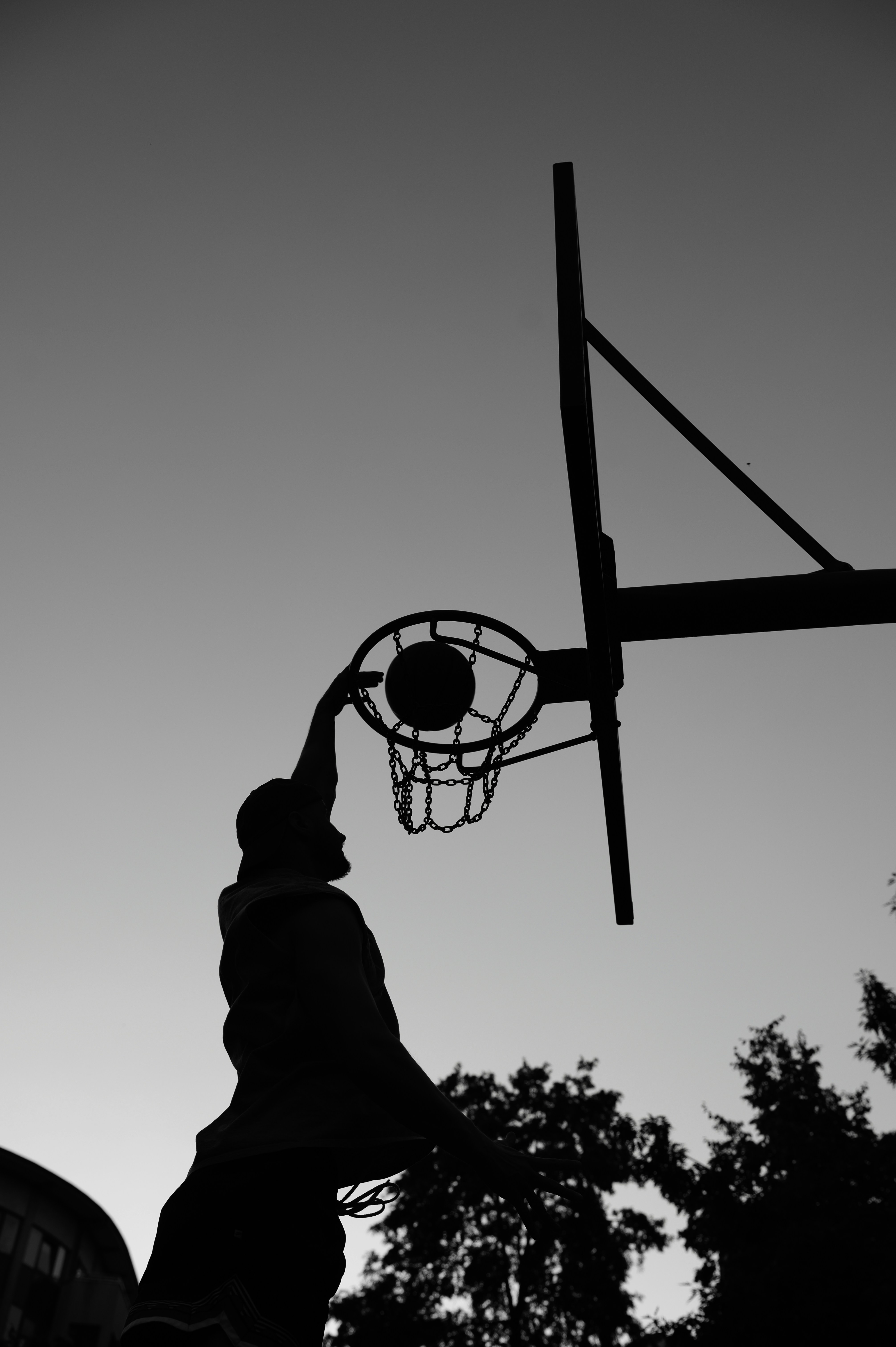 덩크슛을 하는 농구 선수의 실루엣. 사진 – Unsplash의 무료 남자 이미지, image size:3000x4509