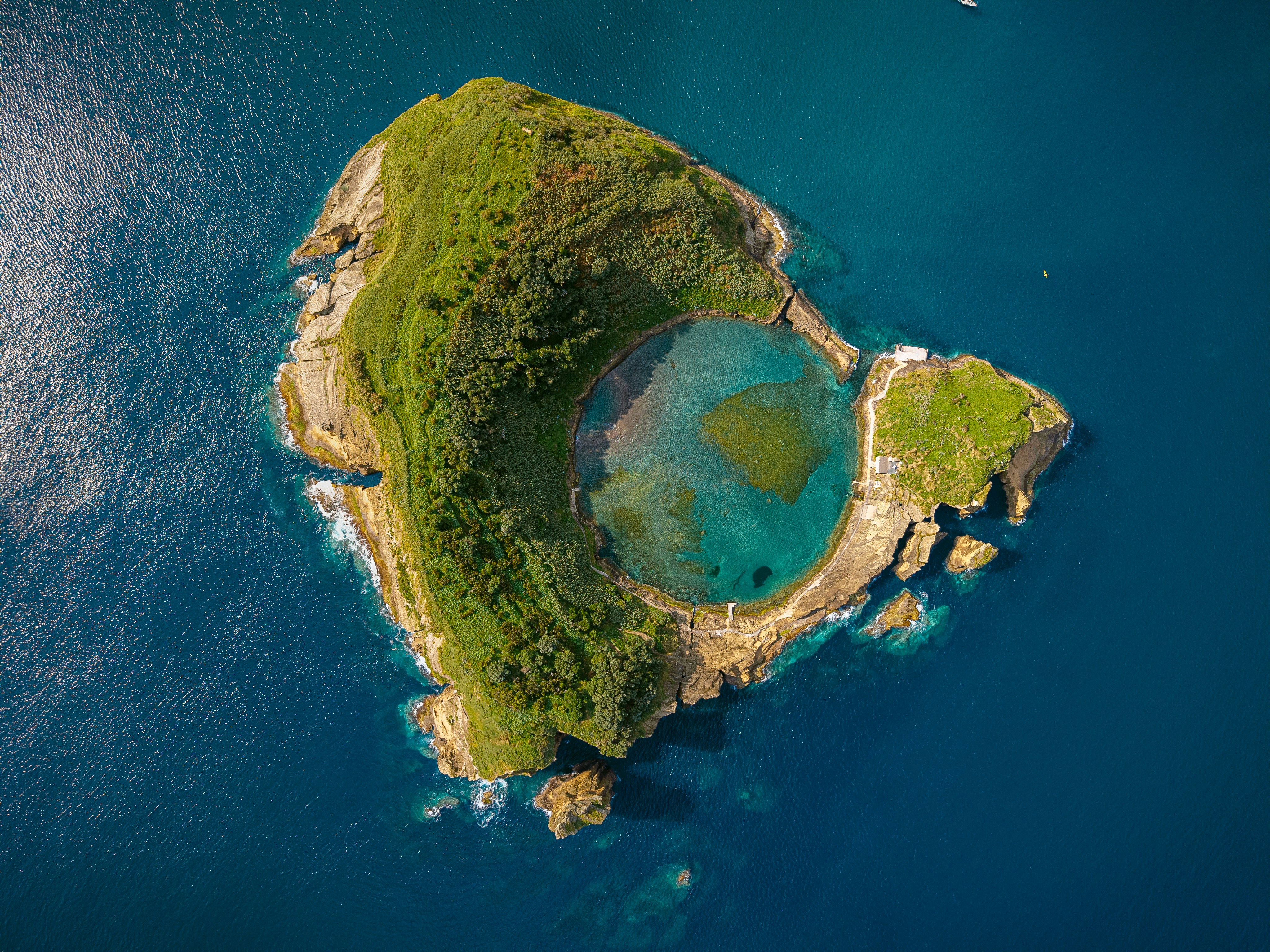 Vista aérea de una isla volcánica y una laguna. foto – Imagen de Papel ...