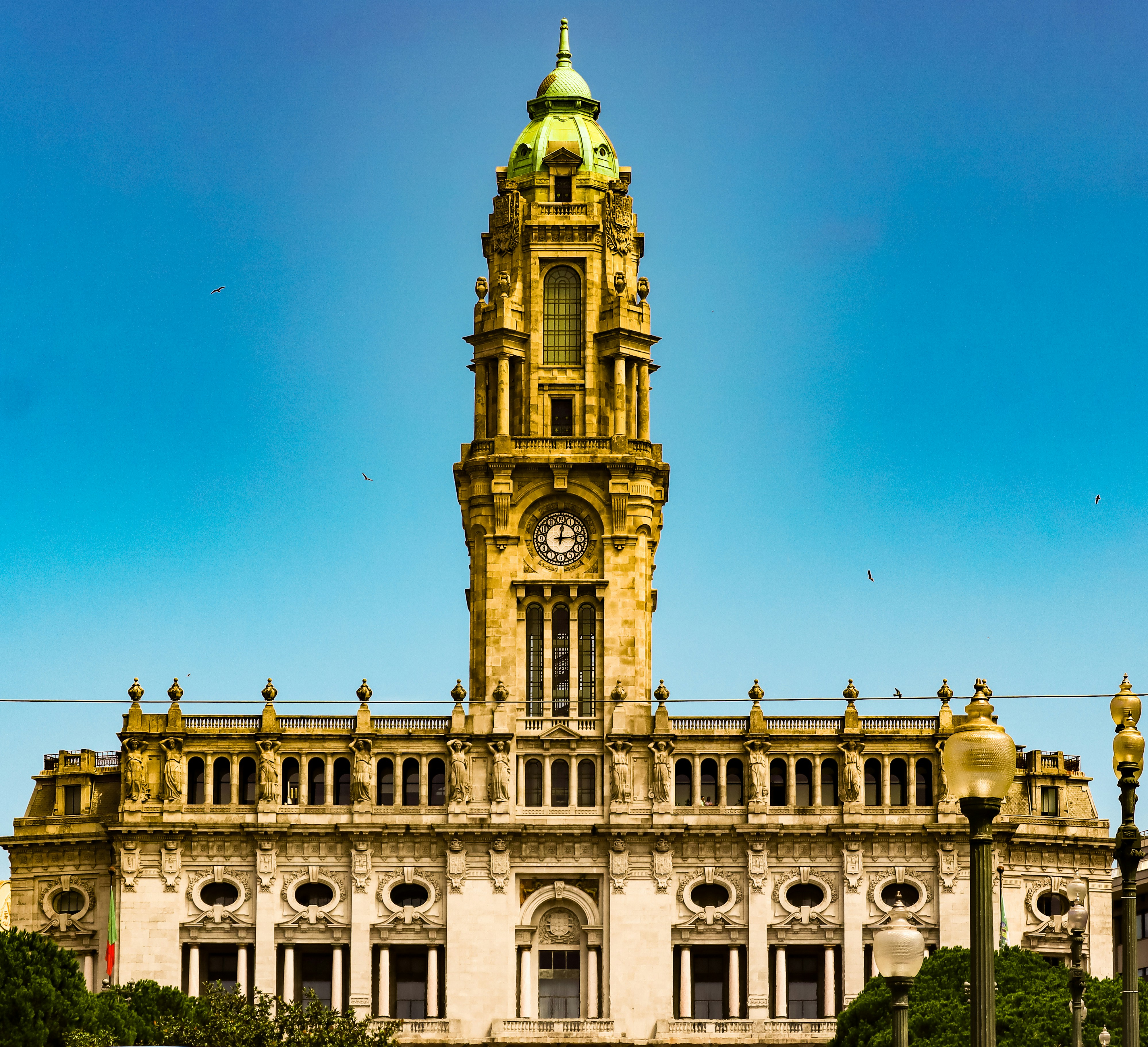 Un bâtiment grandiose et détaillé se dresse contre un ciel bleu.