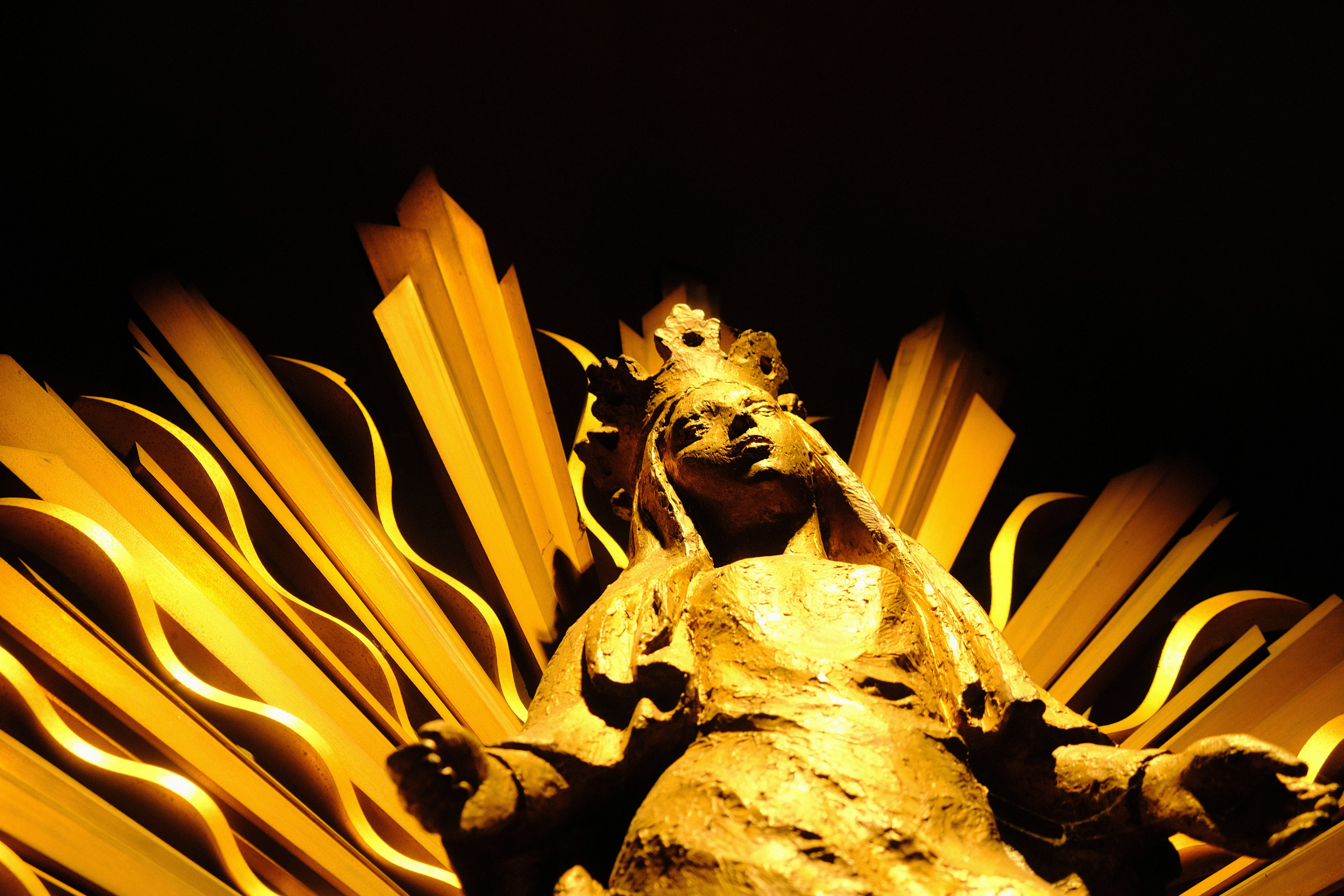 Estátua dourada iluminada