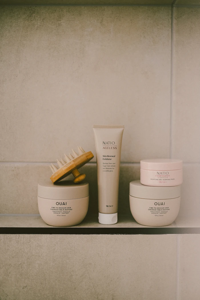 Productos de cuidado personal y dermocosmética sobre repisa clara