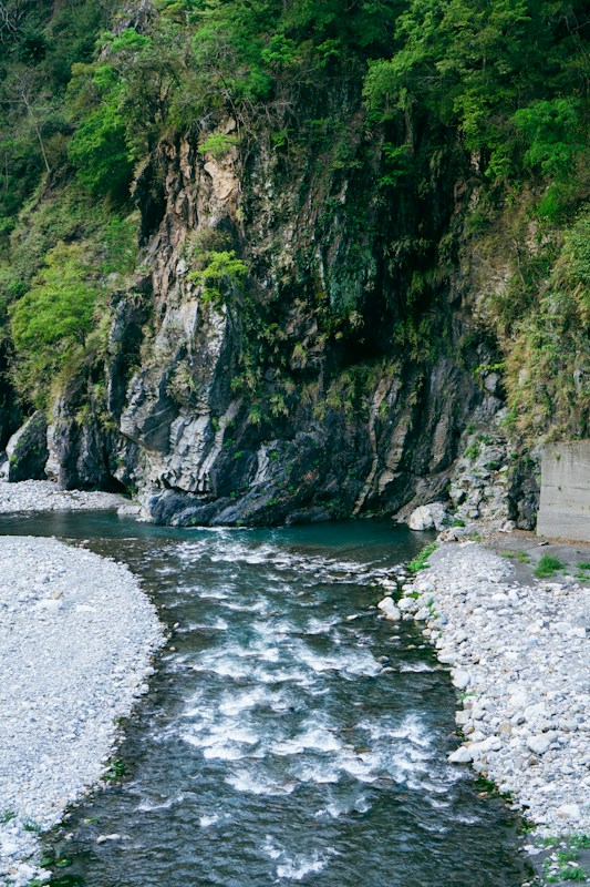 谷關一帶的大甲溪溪谷，湍急溪水流過灰色岩壁與卵石河床