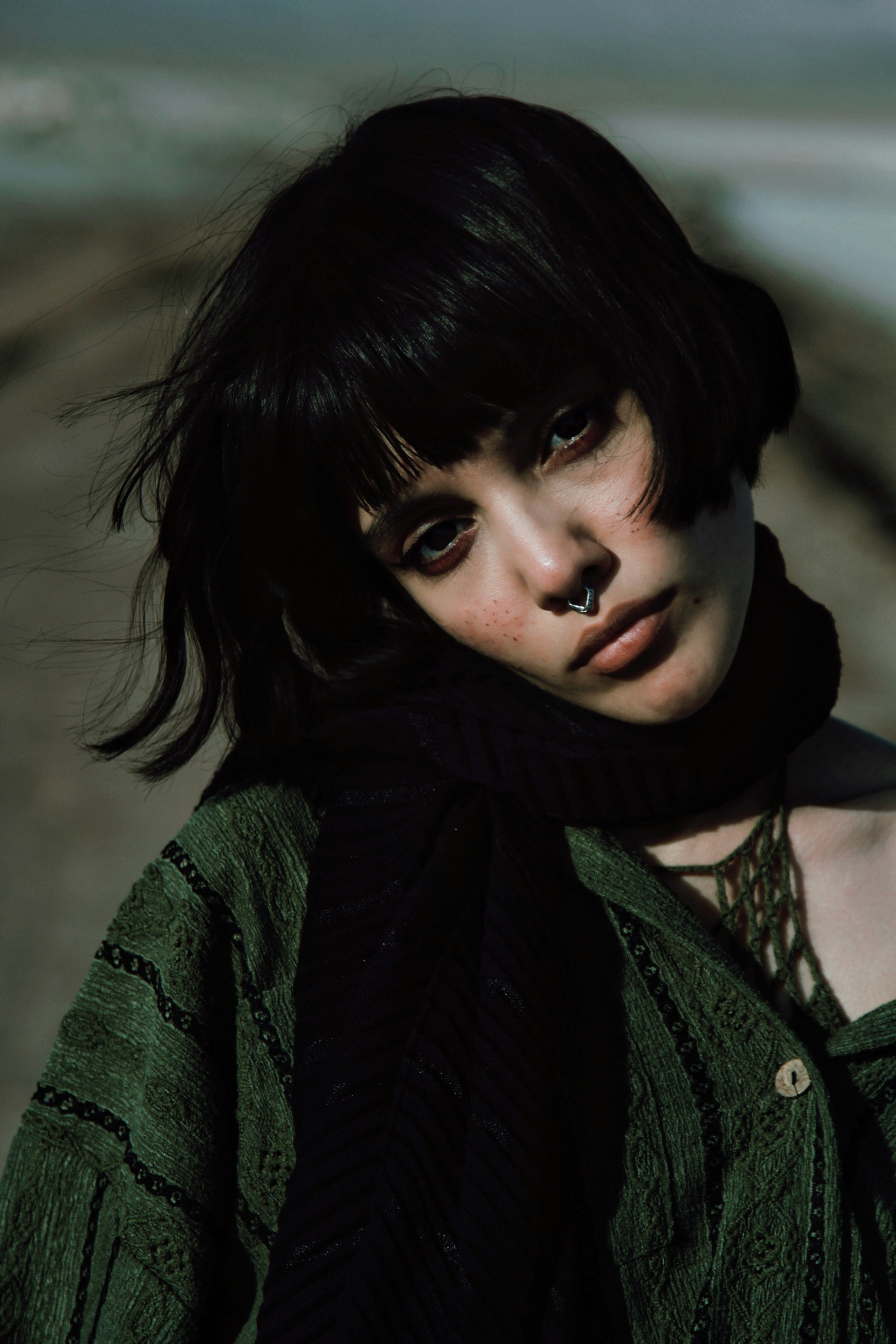 Un retrato melancólico de una persona joven. foto – Imagen de Retrato  gratuita en Unsplash, image size:3000x4500