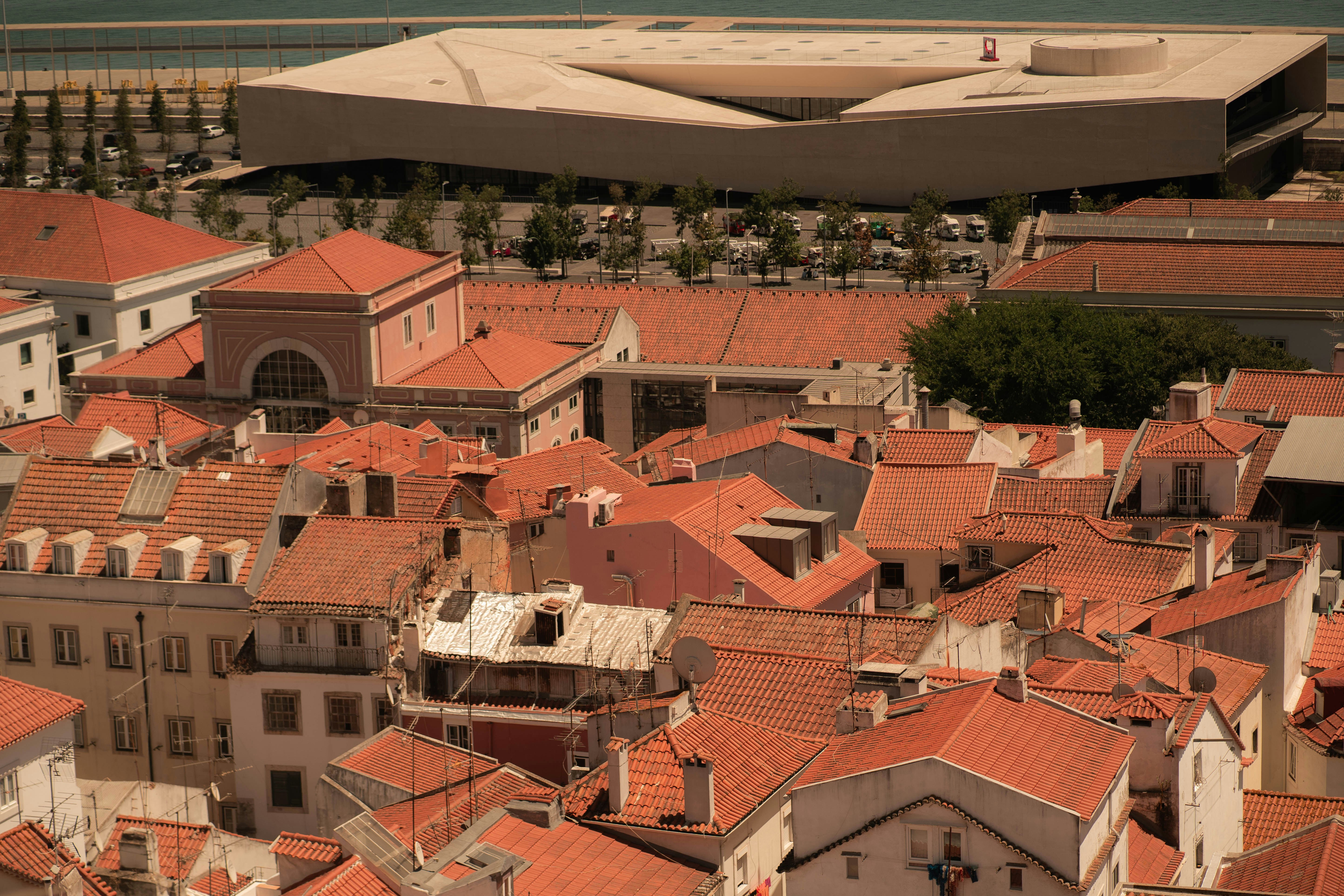 Gezeigt werden Dächer und Gebäude in einer Stadtlandschaft.