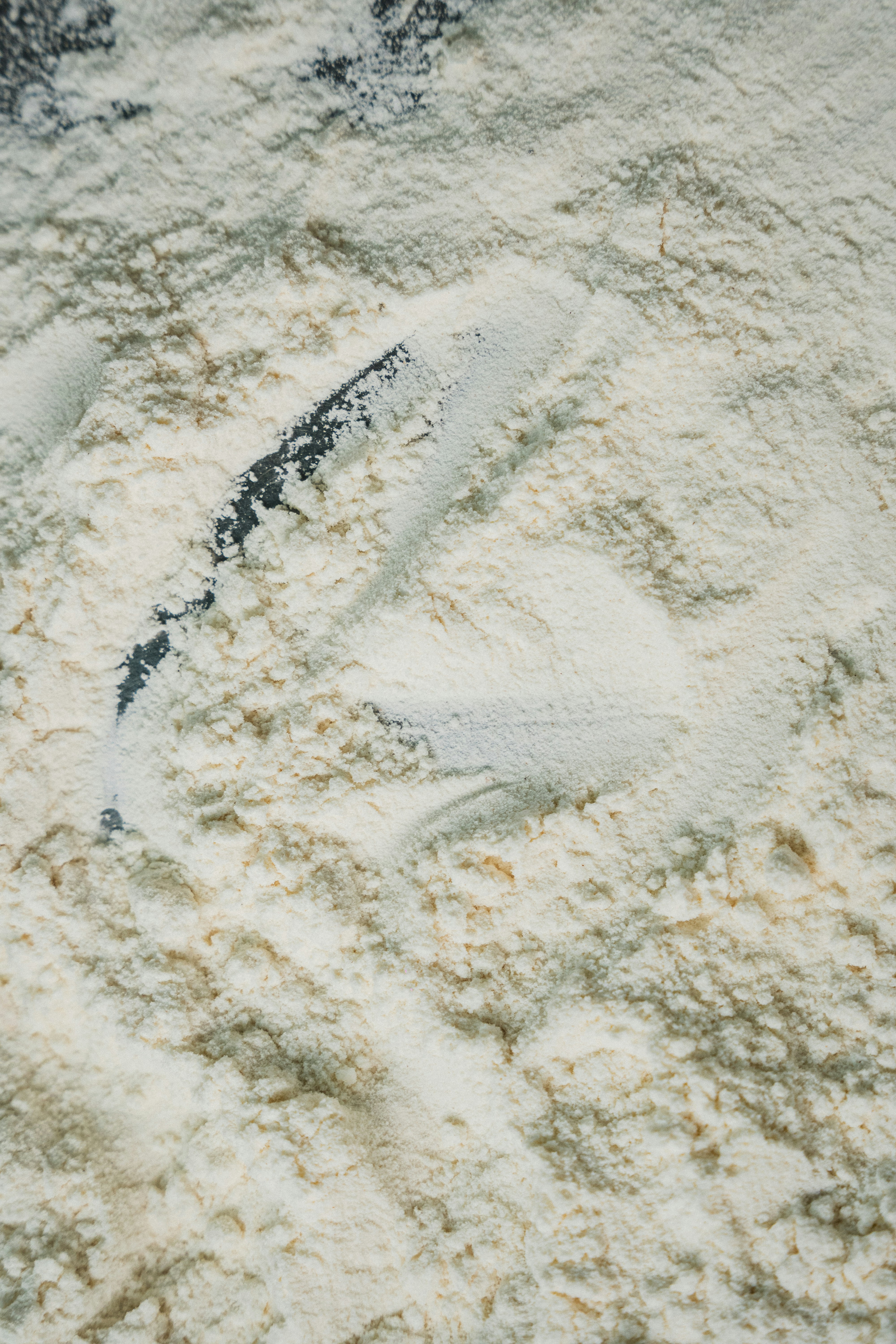 La harina se raspa con un utensilio.