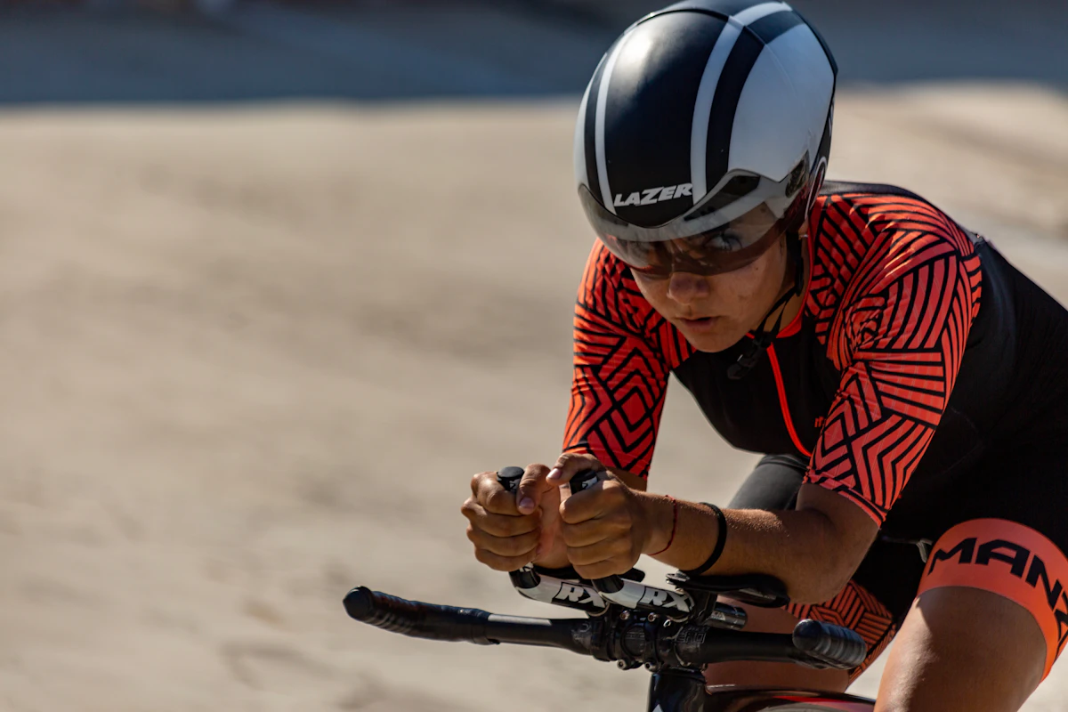 Wielrenner met racefietshelm in volle sprint — een goed werkend retentiesysteem houdt de helm op zijn plek