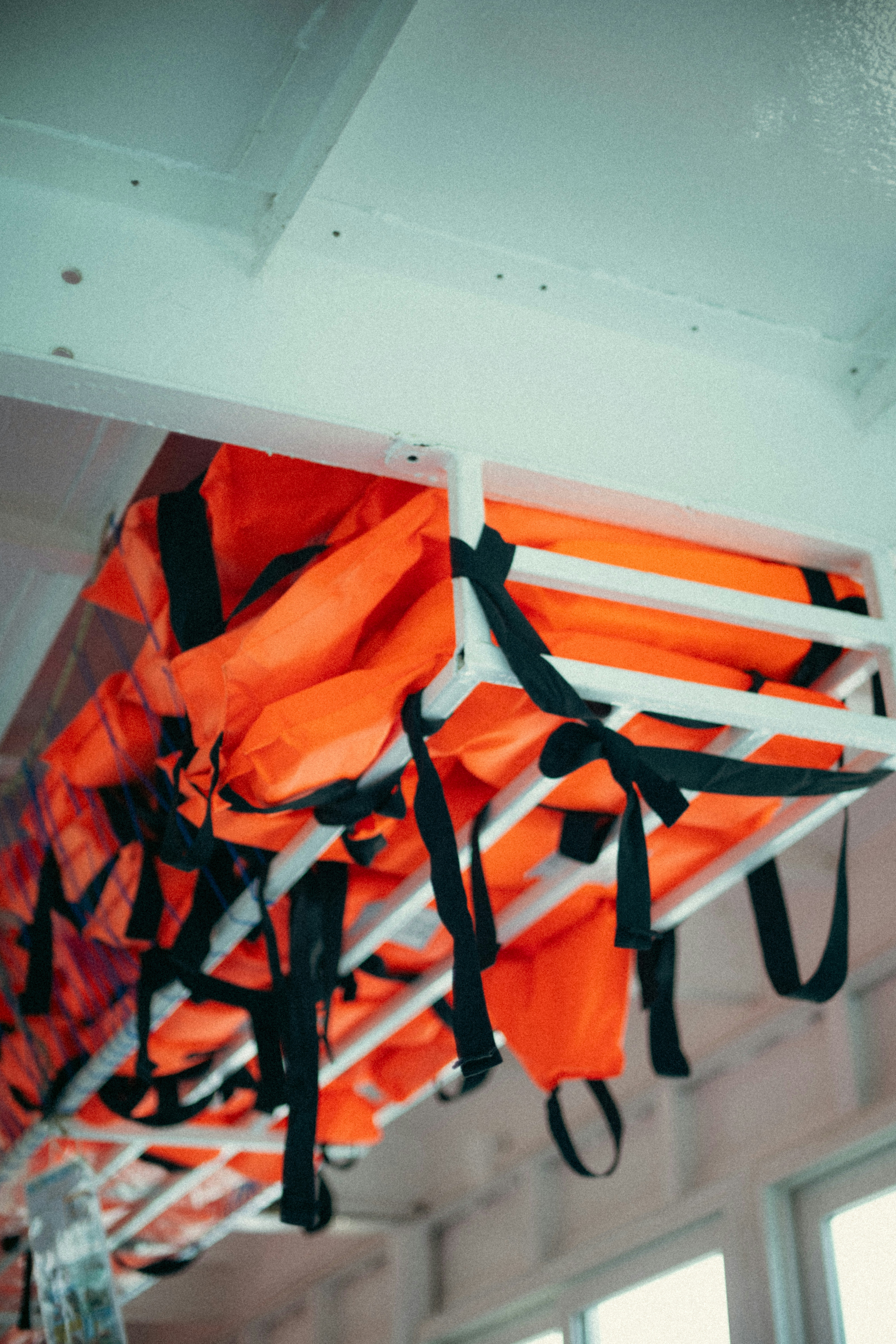 구명조끼는 머리 위에 깔끔하게 보관되어 있습니다.