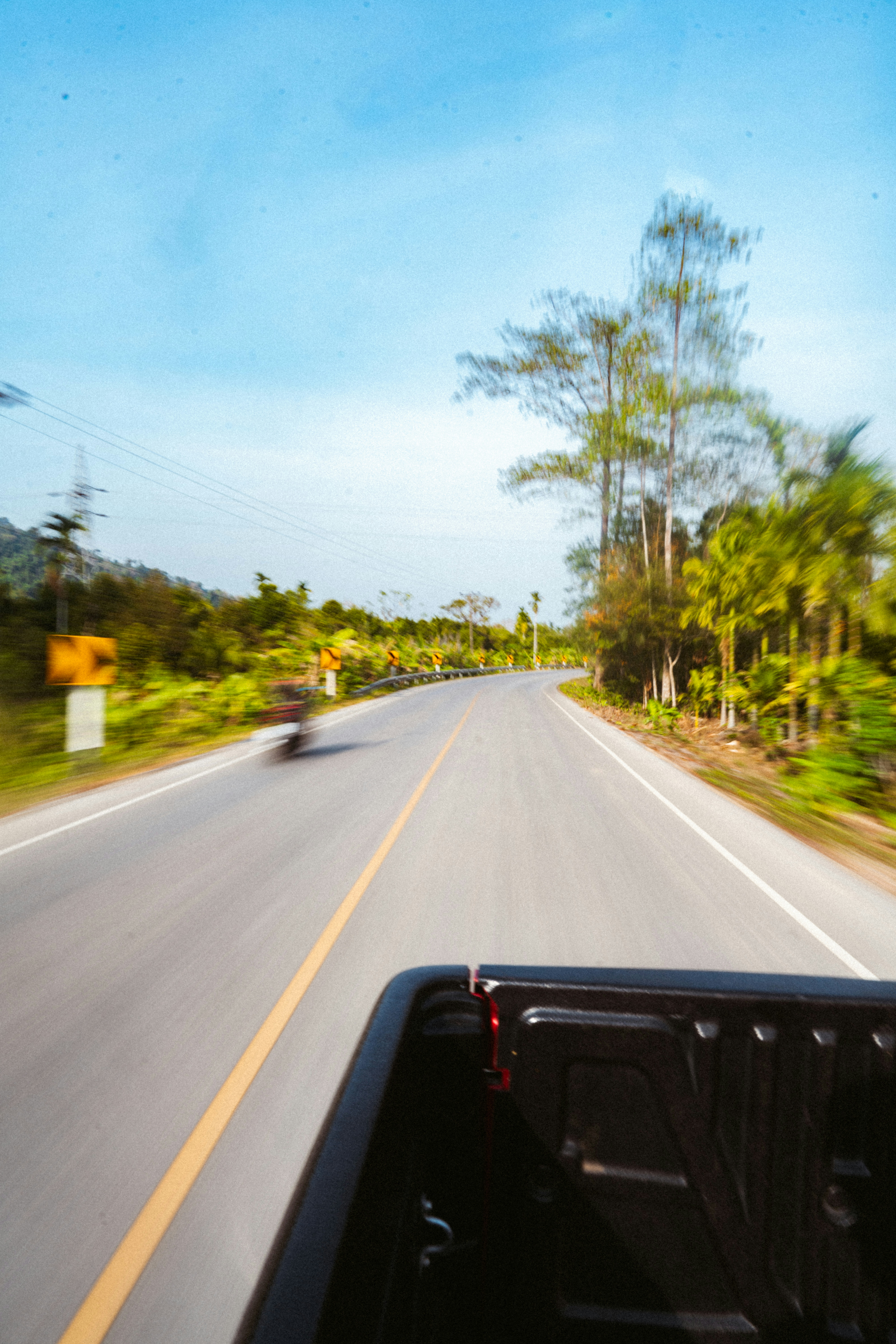 경치 좋은 풍경을 통해 도로를 운전합니다.