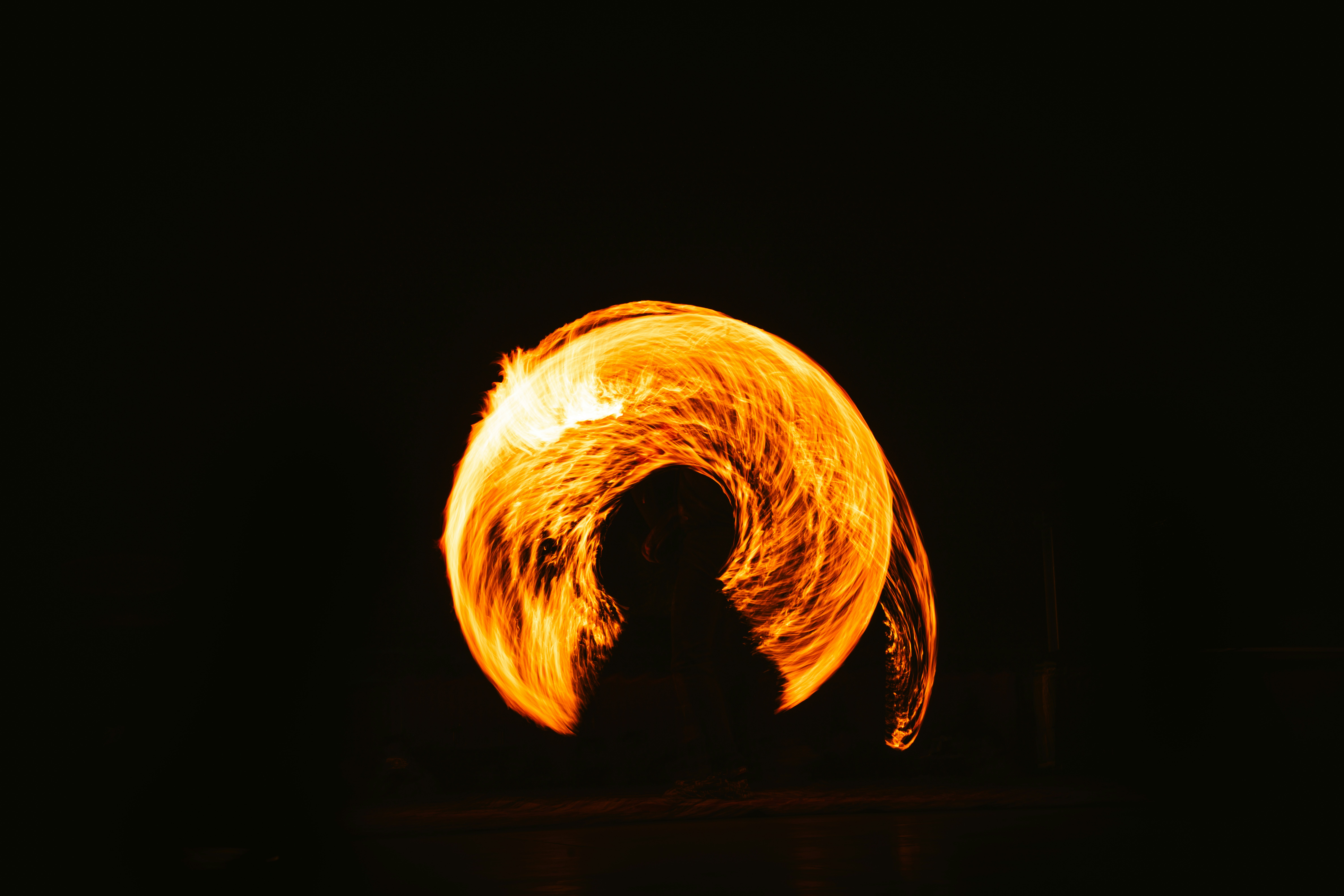 어둠 속에서 사람이 불을 돌린다.