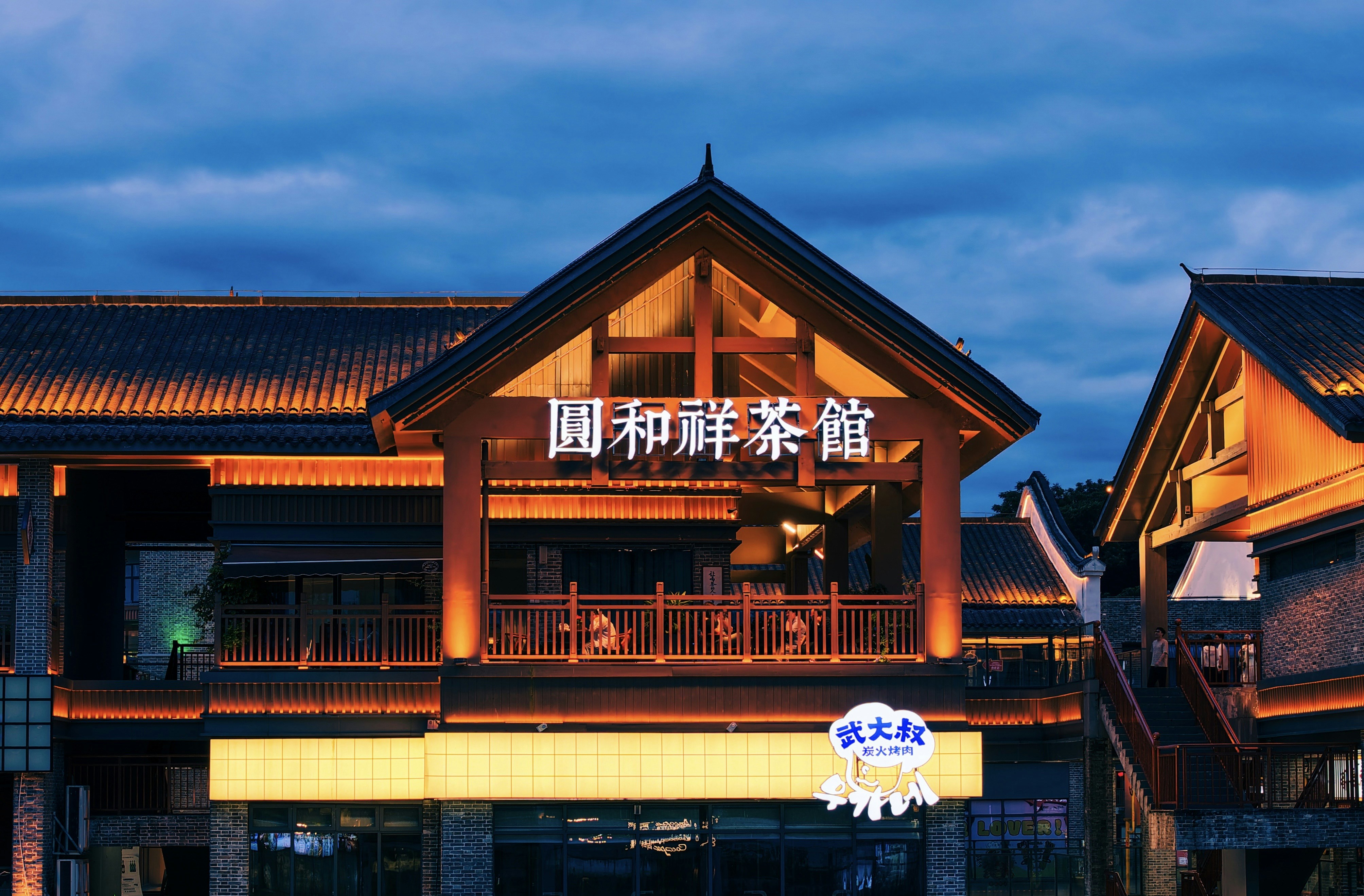 Traditional chinese architecture is illuminated at dusk. photo – Free  Building Image on Unsplash, image size:3000x1971