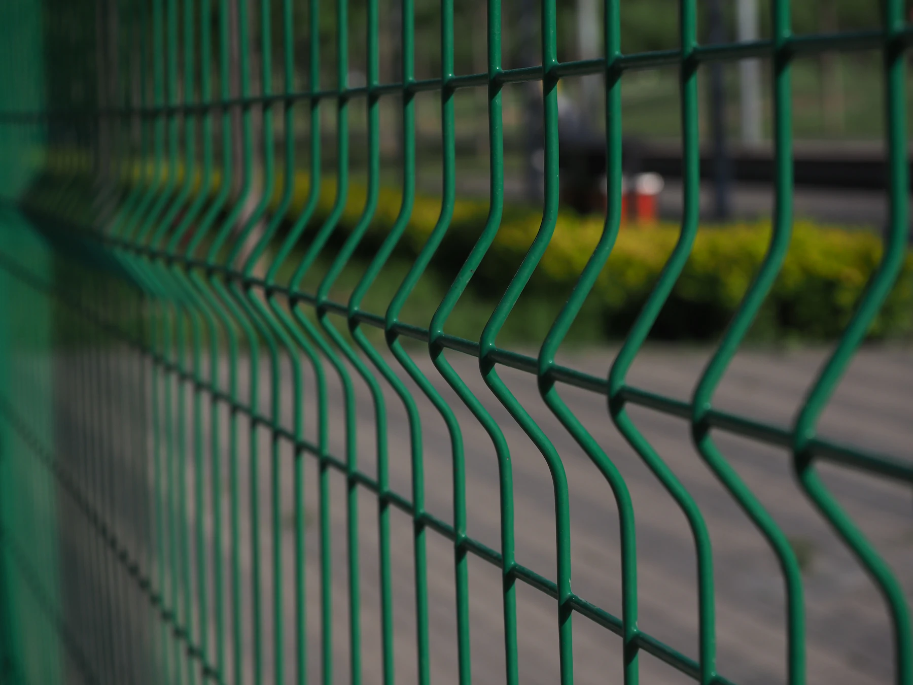 Detalle de una cerca metálica de seguridad