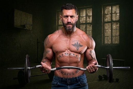 Man performs bicep curls with weights in the gym.