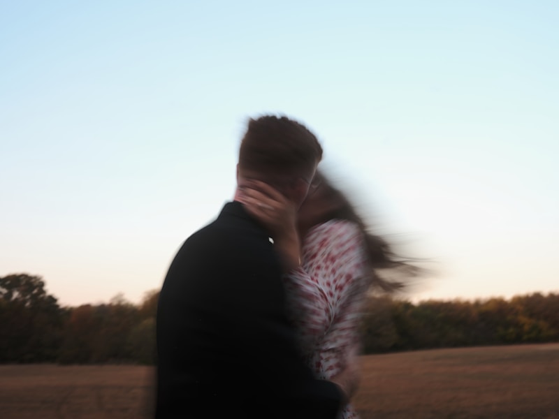 Abrazo desenfocado al aire libre