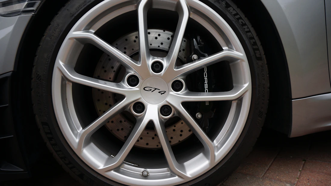 Detalle fotográfico de una rueda y sistema de frenos de automóvil