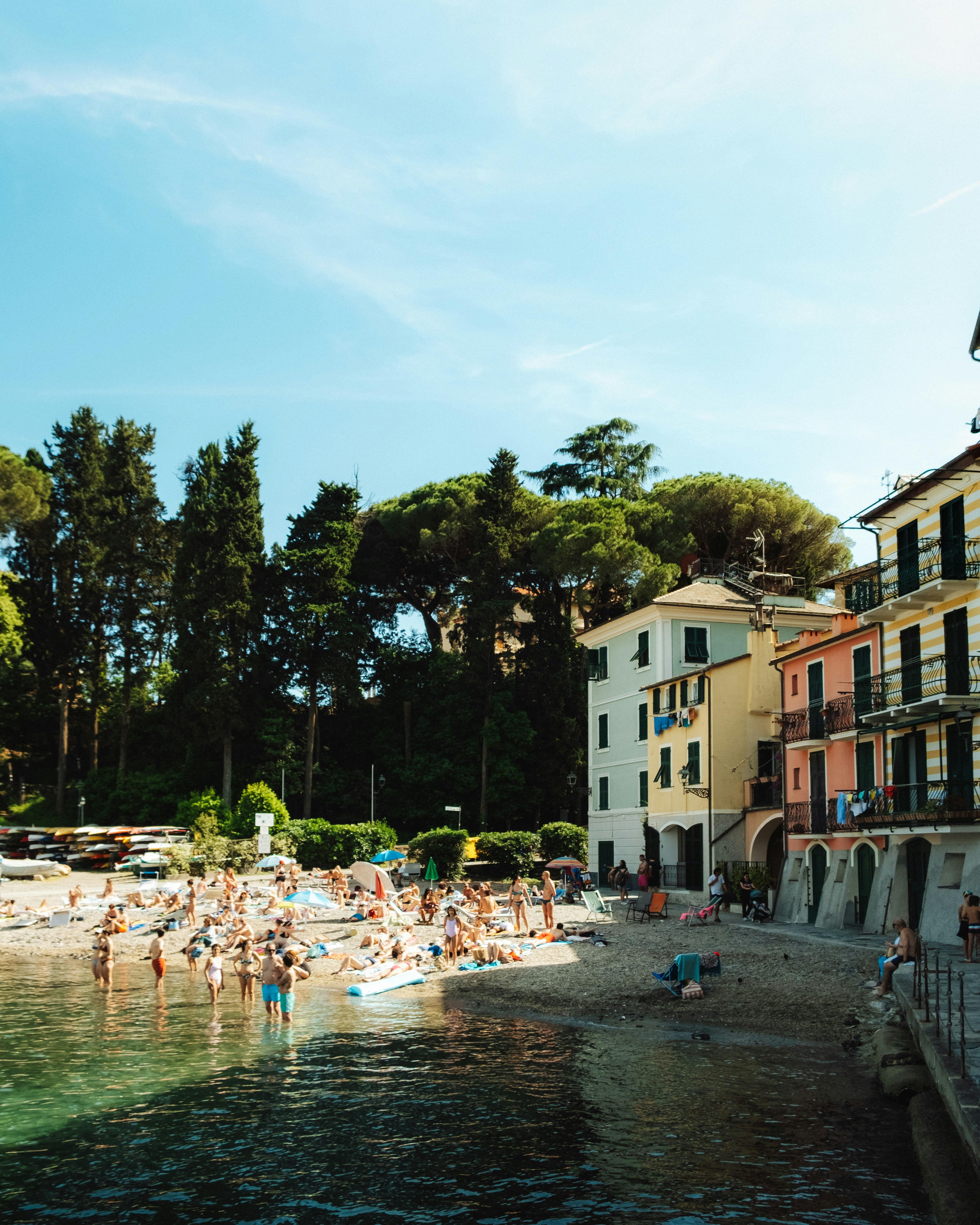 Una playa con gente cerca de edificios coloridos.