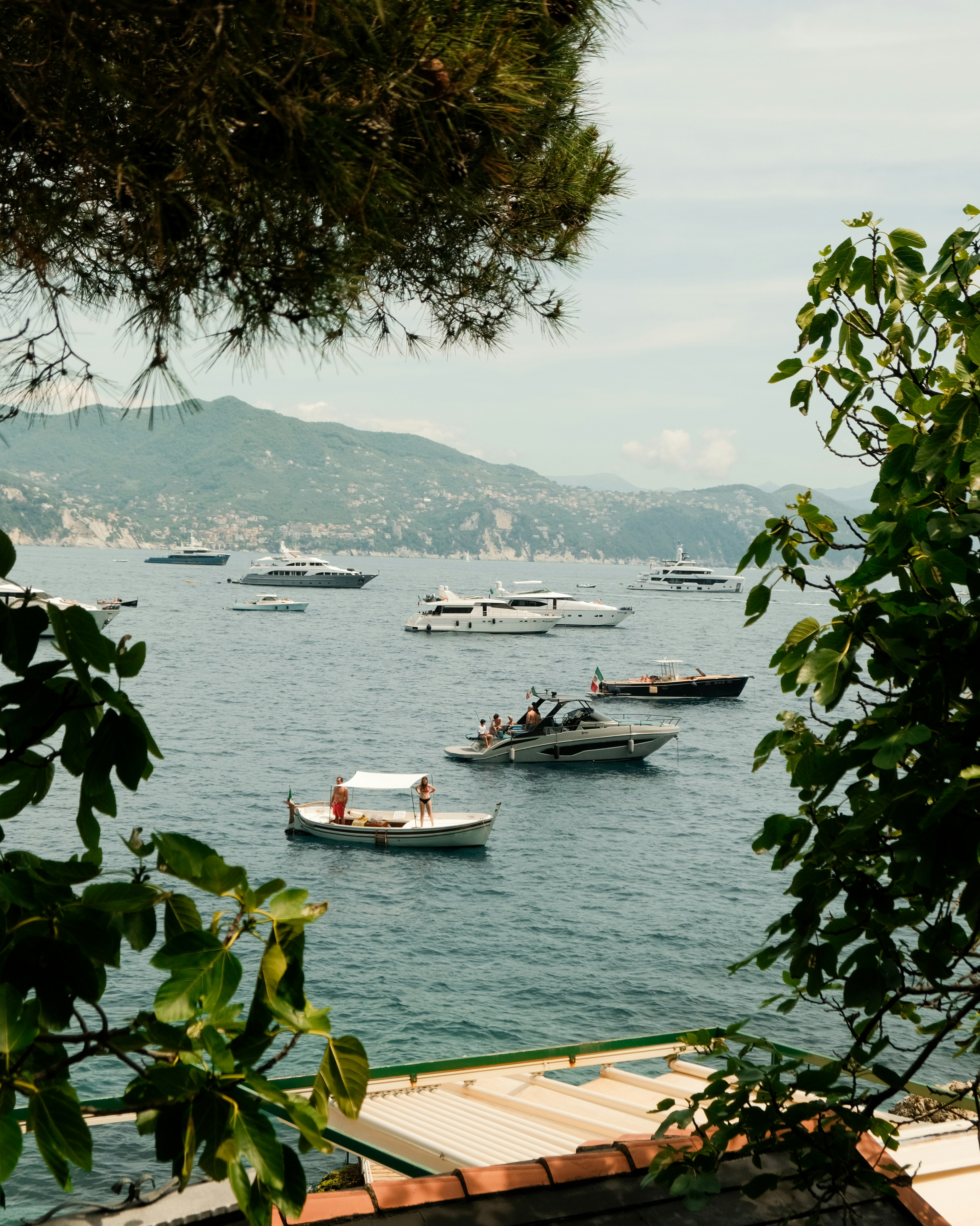 Los barcos y yates descansan en un mar en calma.